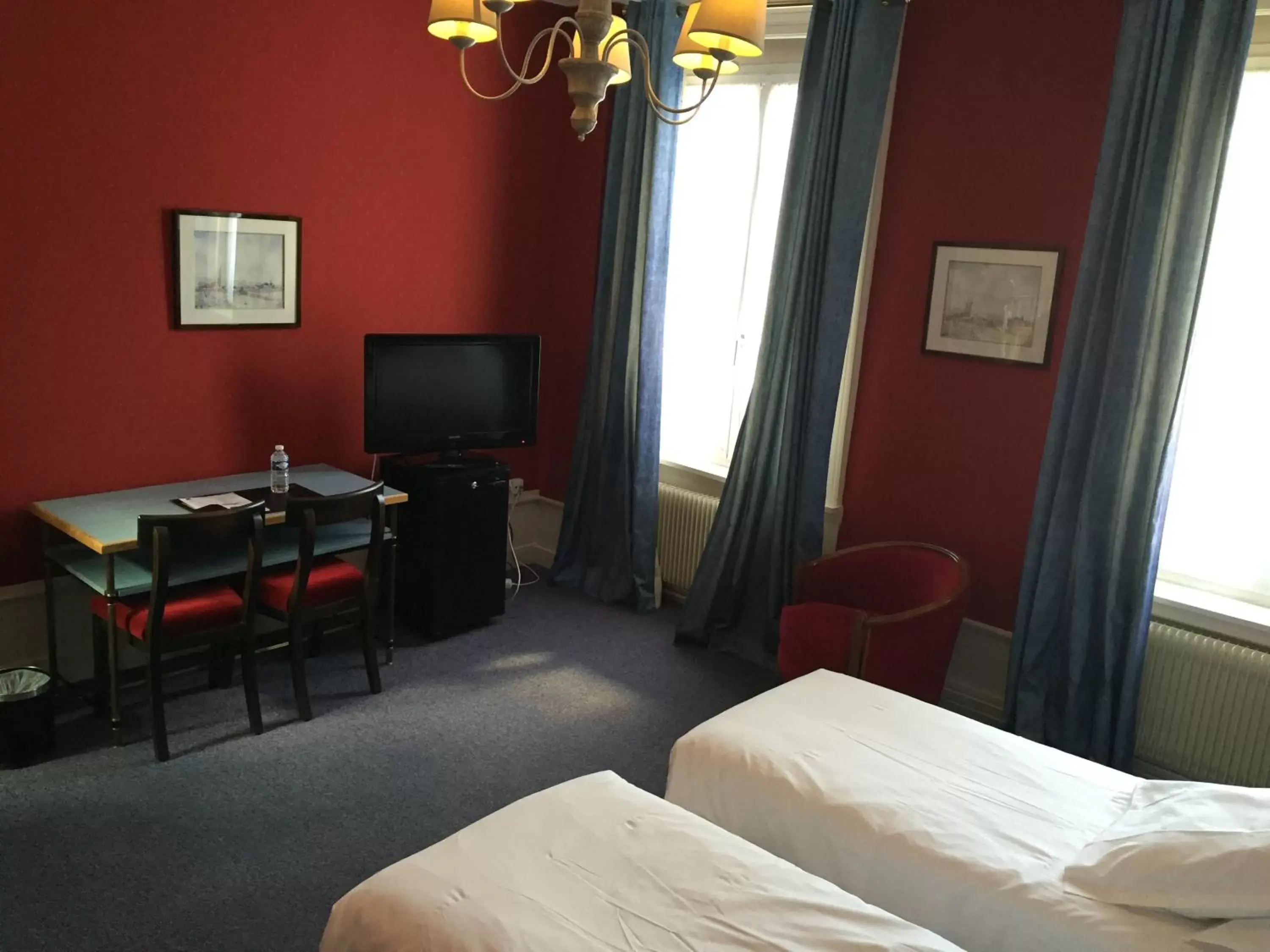 Photo of the whole room, Bed in Grand Hotel de L'Univers