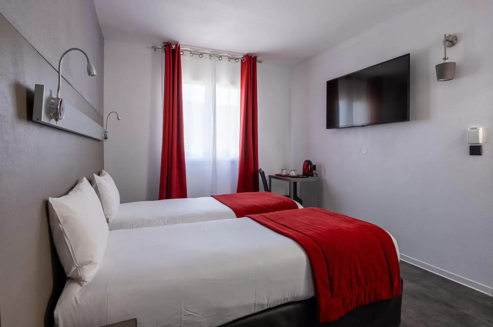 Communal lounge/ TV room, Bed in The Originals City, Hôtel Les Dômes, Perpignan Sud Saleilles