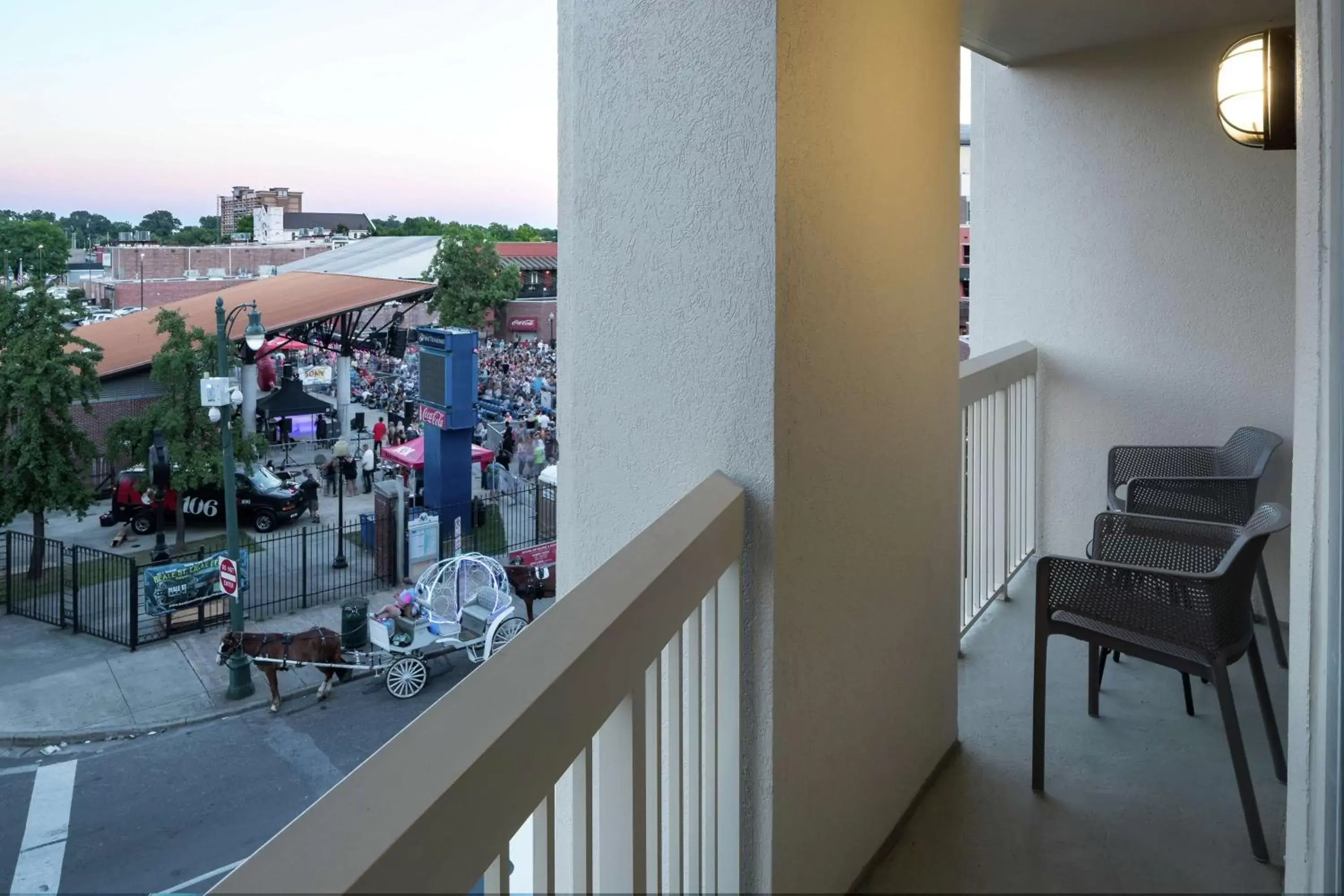 Photo of the whole room, Balcony/Terrace in Hampton Inn & Suites Memphis-Beale Street