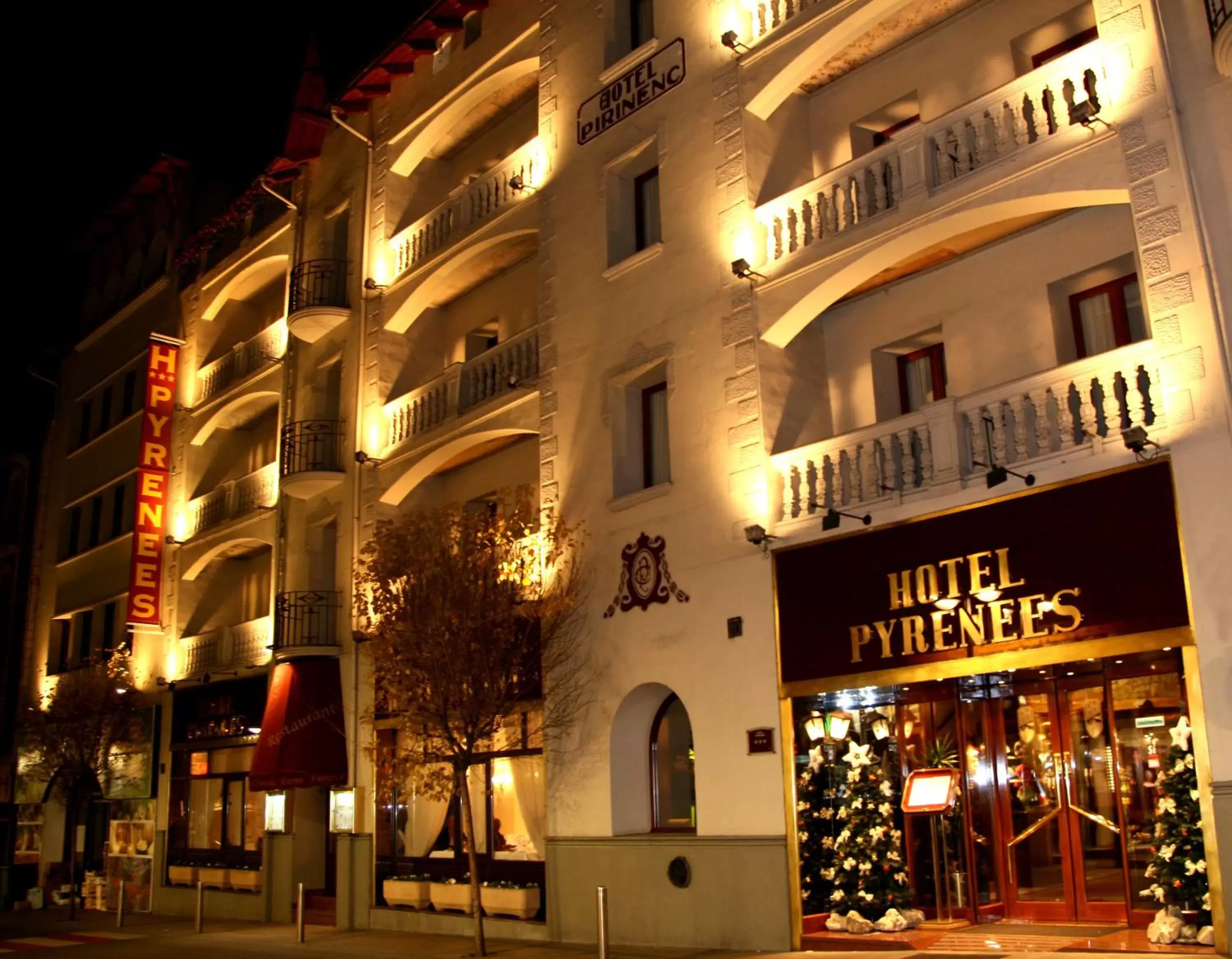 Facade/entrance, Property Building in Hotel Pyrénées