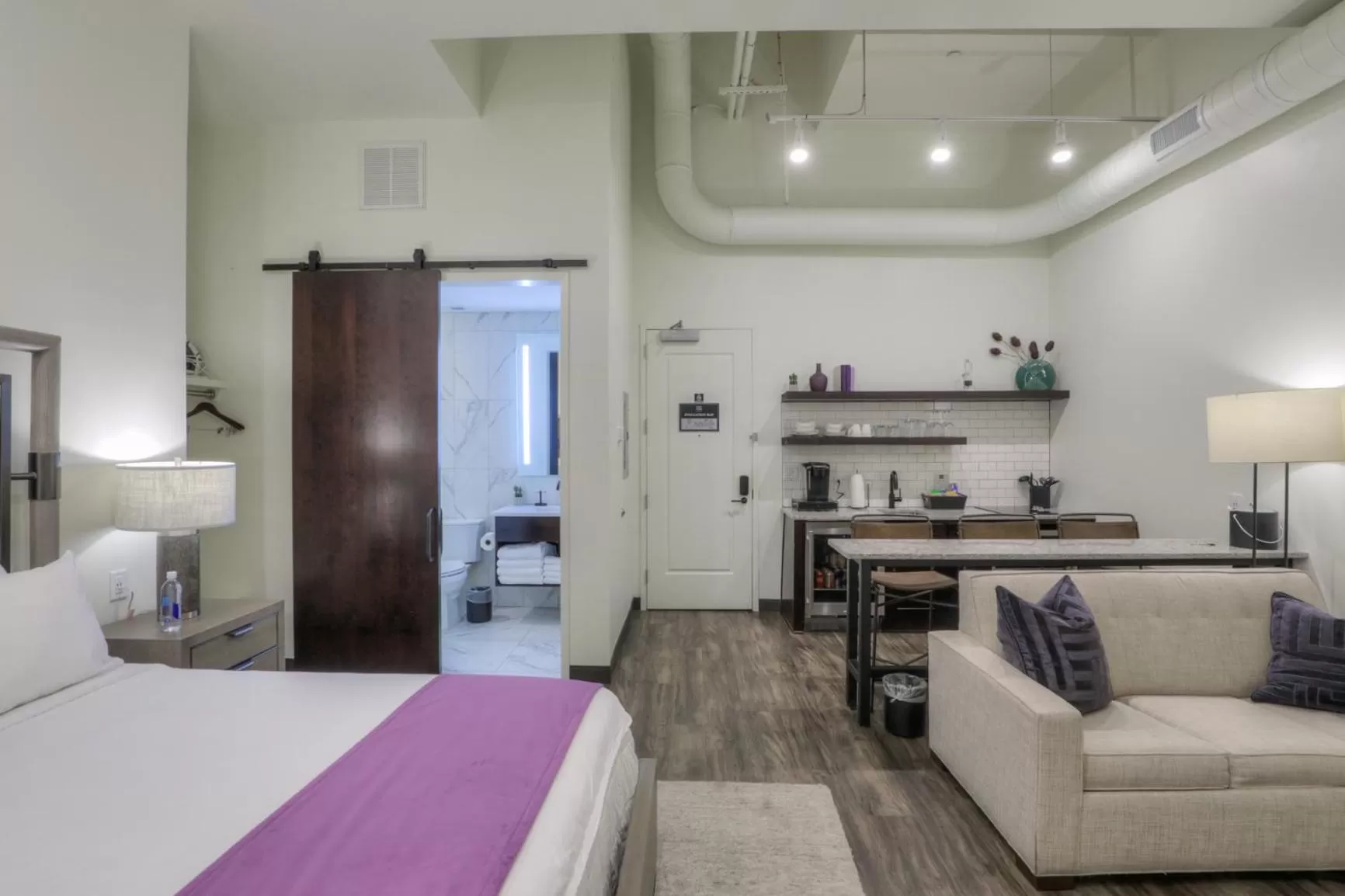 Kitchen or kitchenette, Bed in Studio 154 Hotel