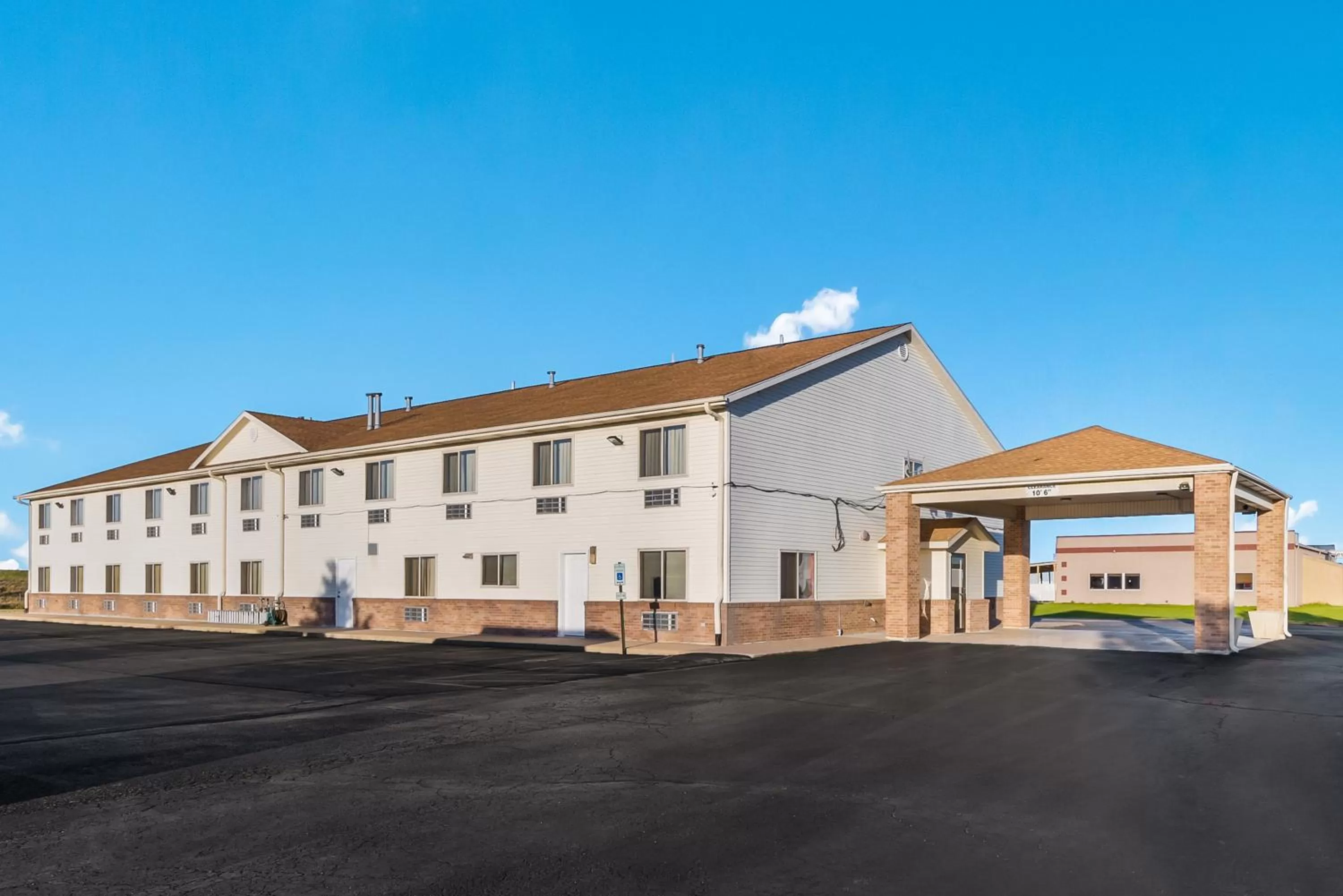 Property building in Americas Best Value Inn-Wenona