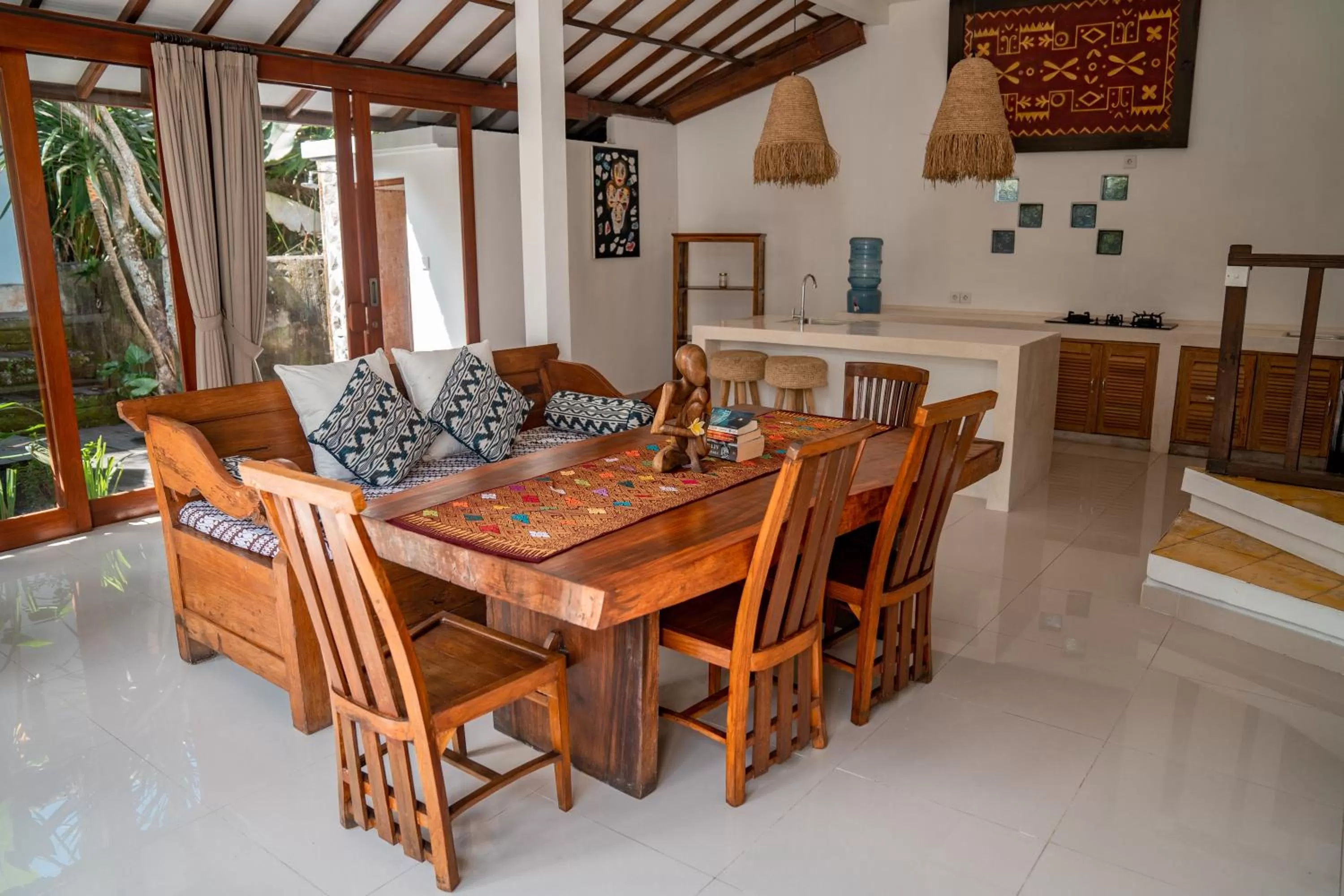 Dining area in Gusde Tranquil Villas by EPS