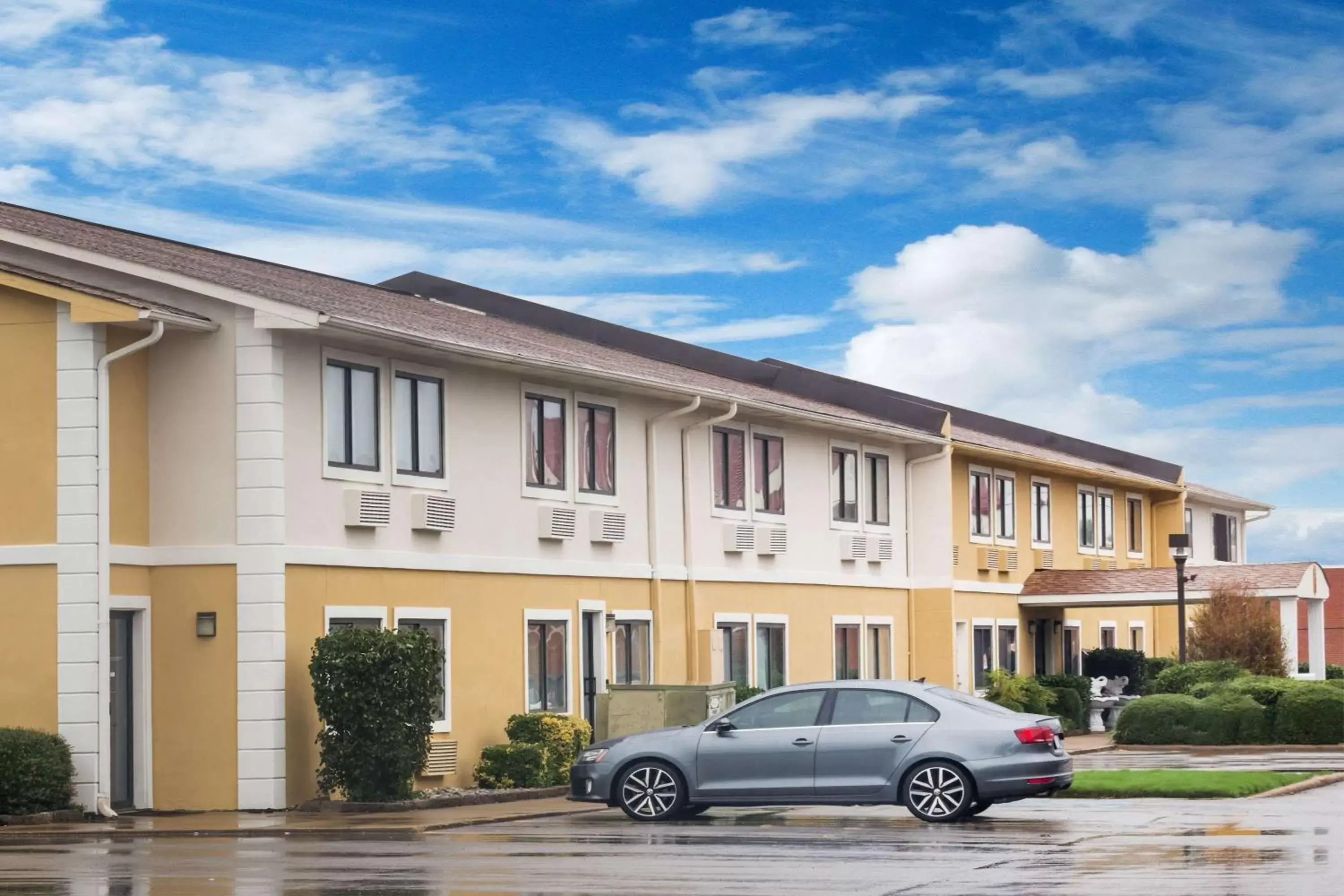 Property building in Super 8 by Wyndham Jonesboro Property building in Super 8 by Wyndham Jonesboro