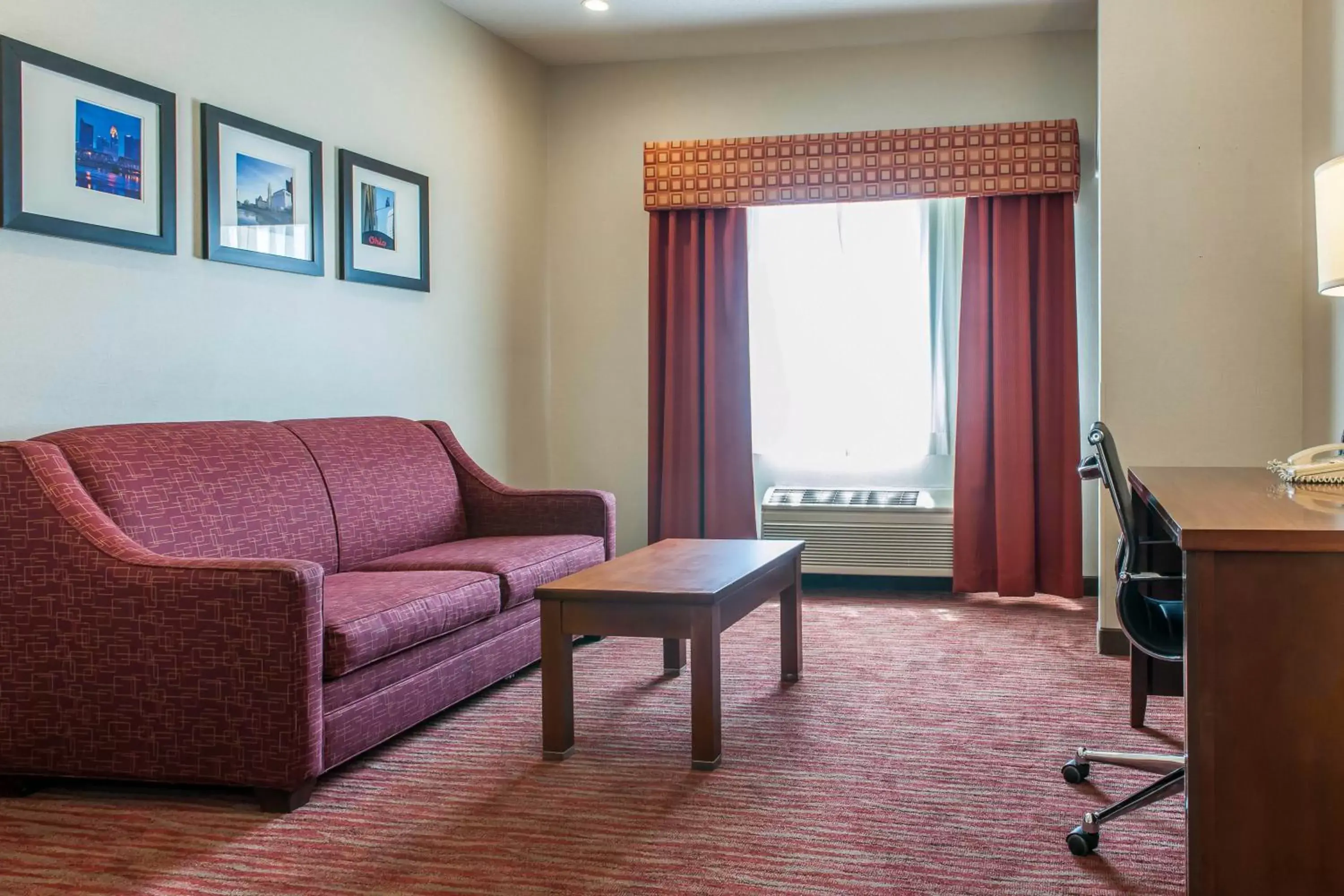 Seating Area in Comfort Suites Columbus