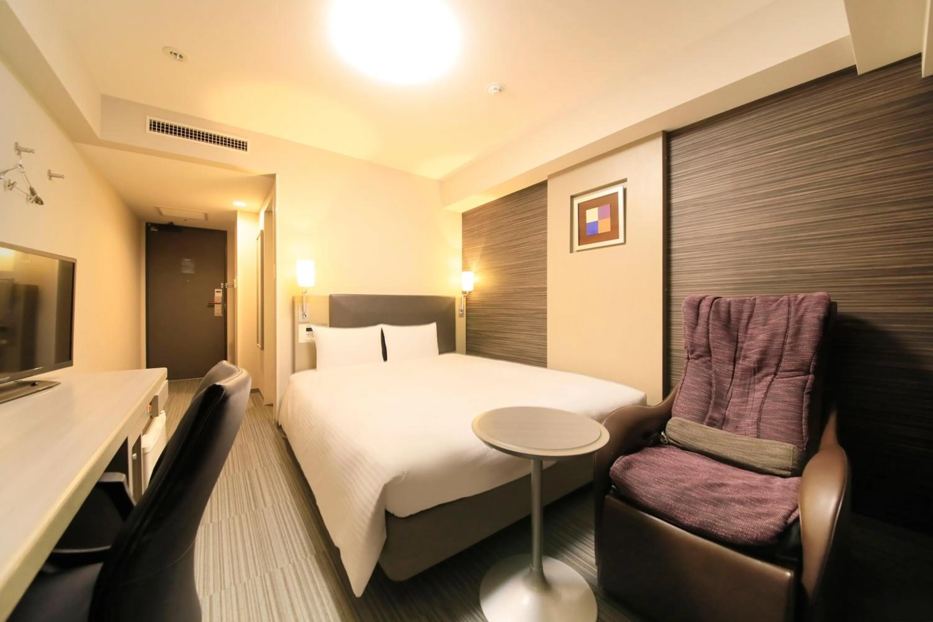 Photo of the whole room, Bed in Daiwa Roynet Hotel Tokyo Osaki