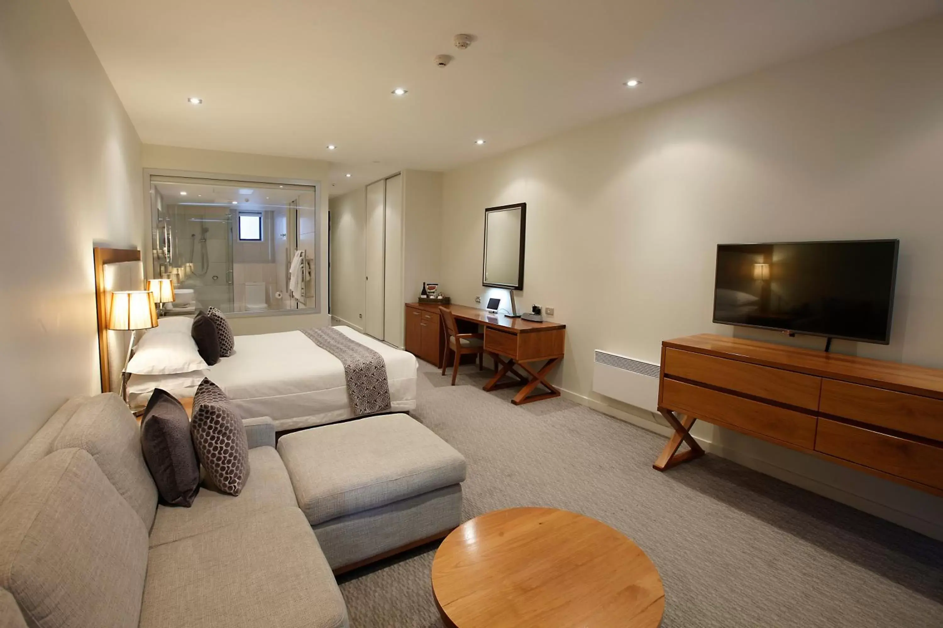 Bedroom, TV/Entertainment Center in The Rees Hotel & Luxury Apartments