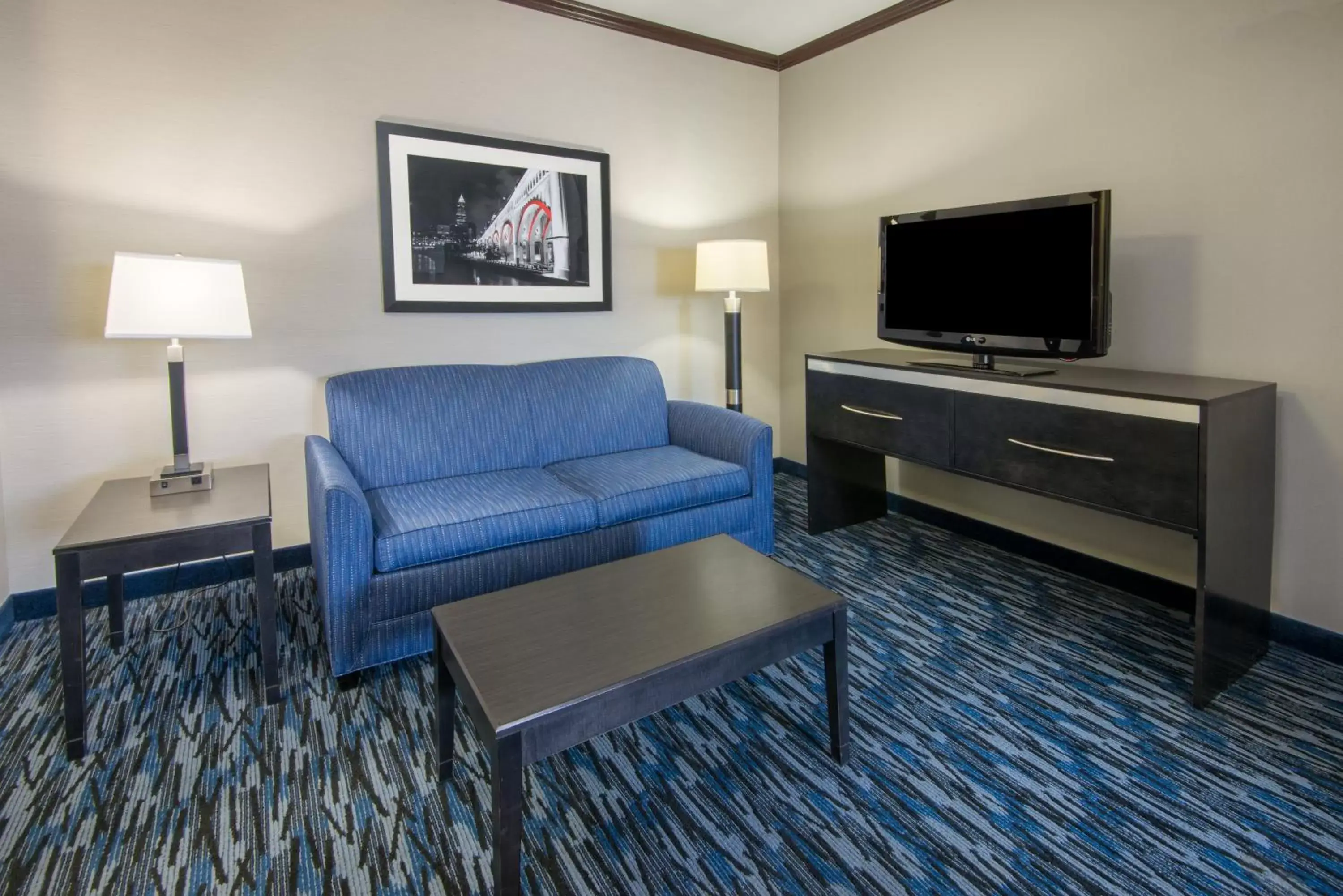 Photo of the whole room, Seating Area in Holiday Inn Express Cleveland Airport - Brook Park, an IHG Hotel
