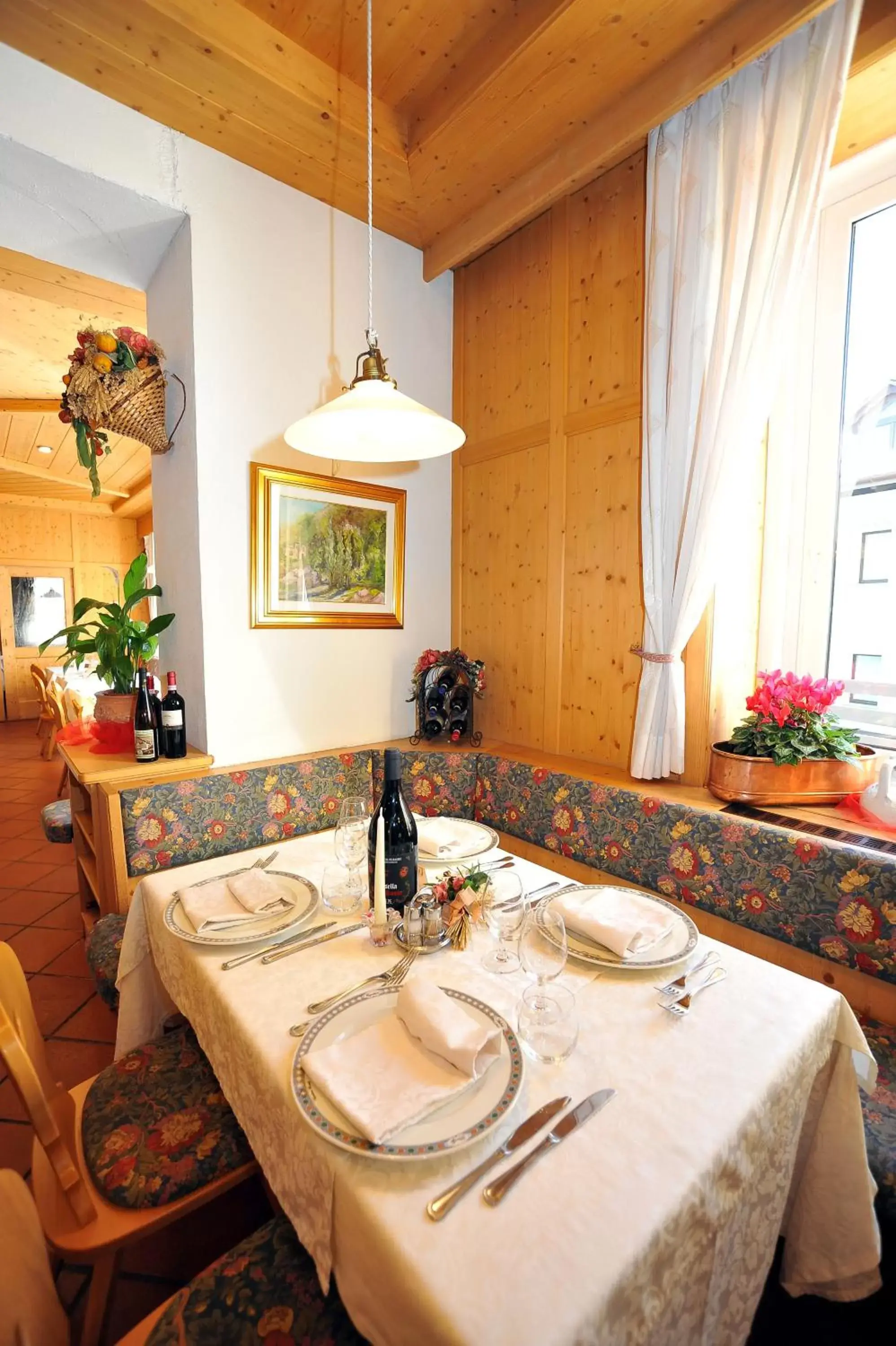 Restaurant/places to eat, Bathroom in Hotel Capitani