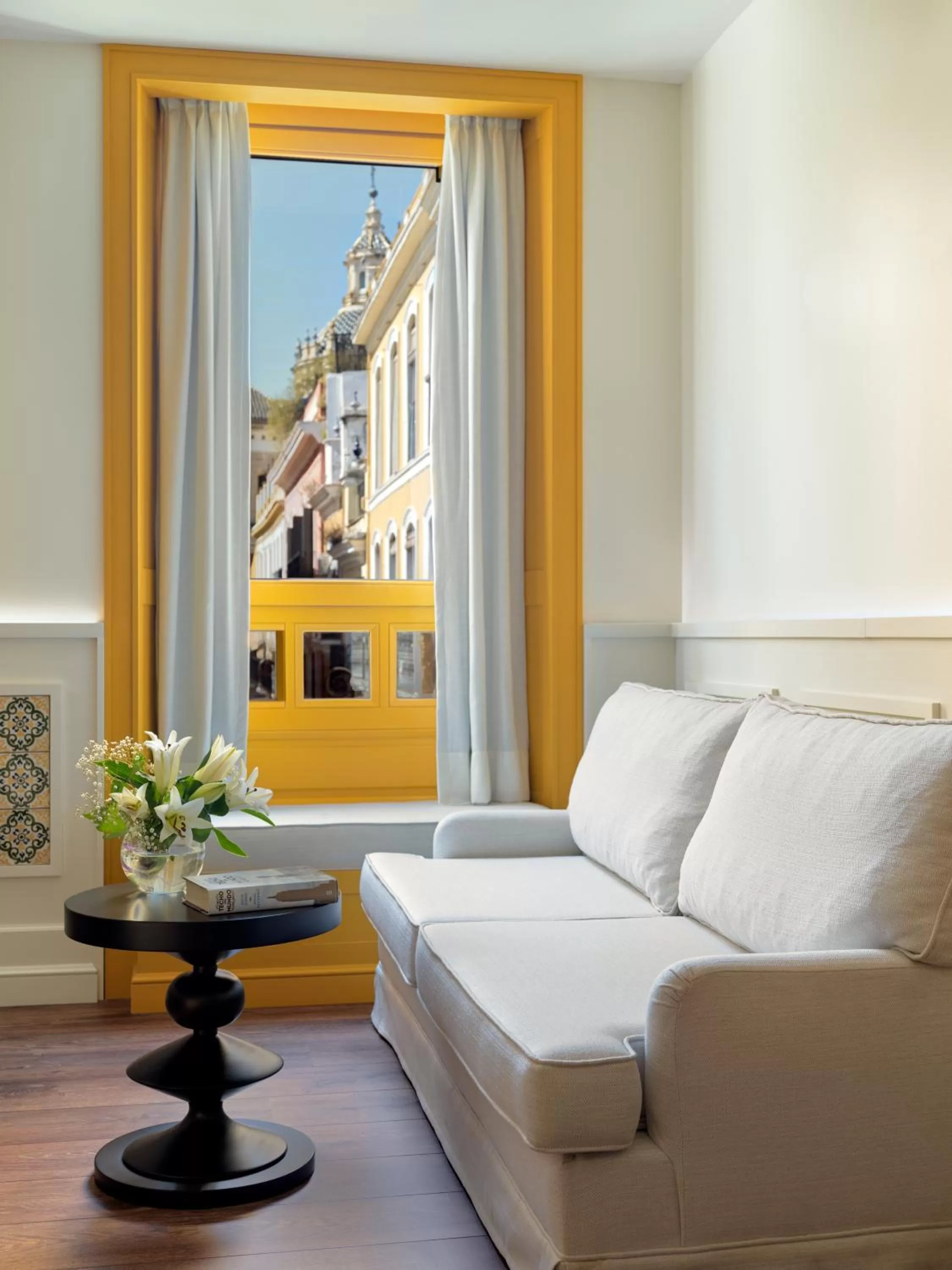 Photo of the whole room in H10 Casa de la Plata