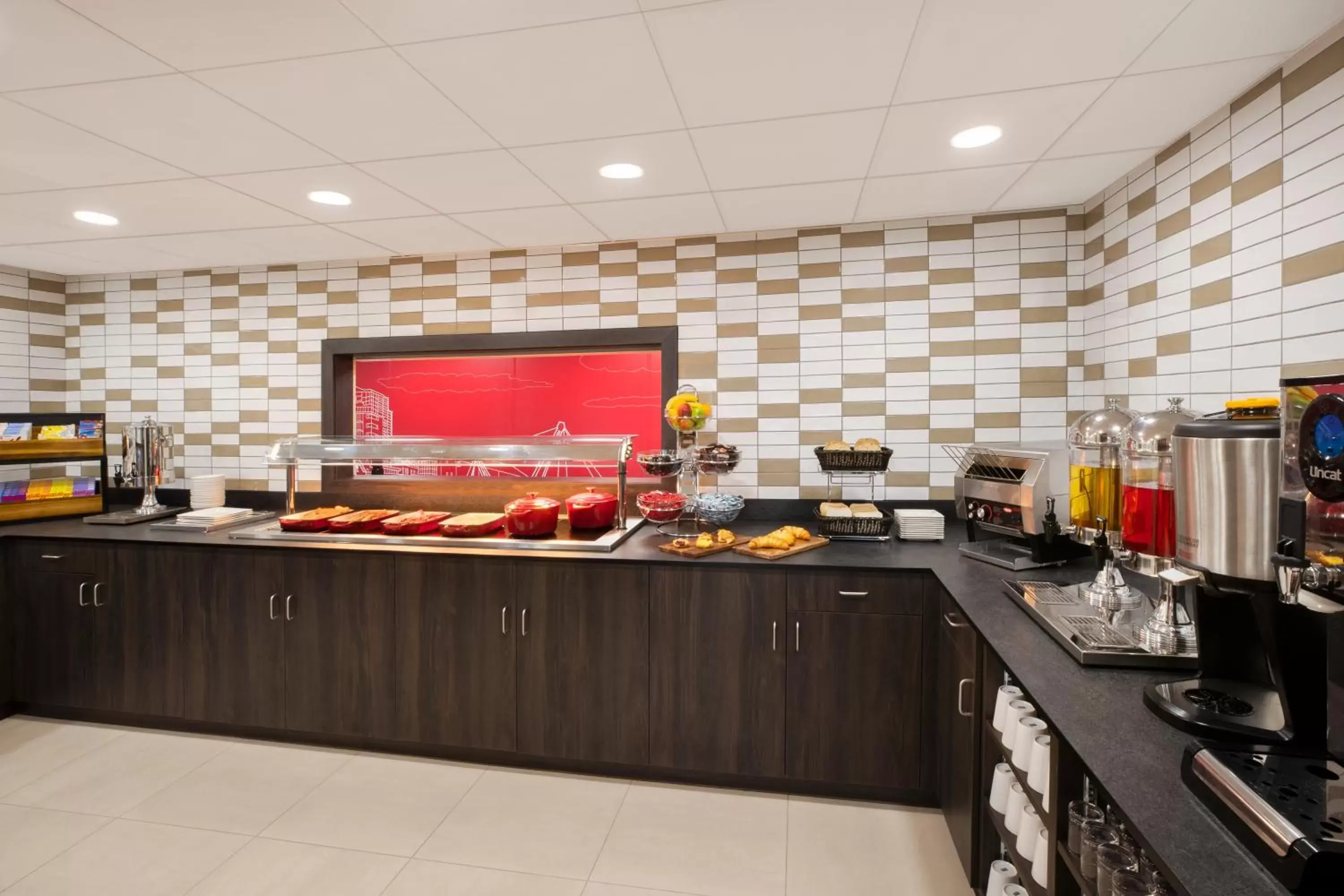 Continental breakfast, Kitchen/Kitchenette in Ramada by Wyndham Leeds East