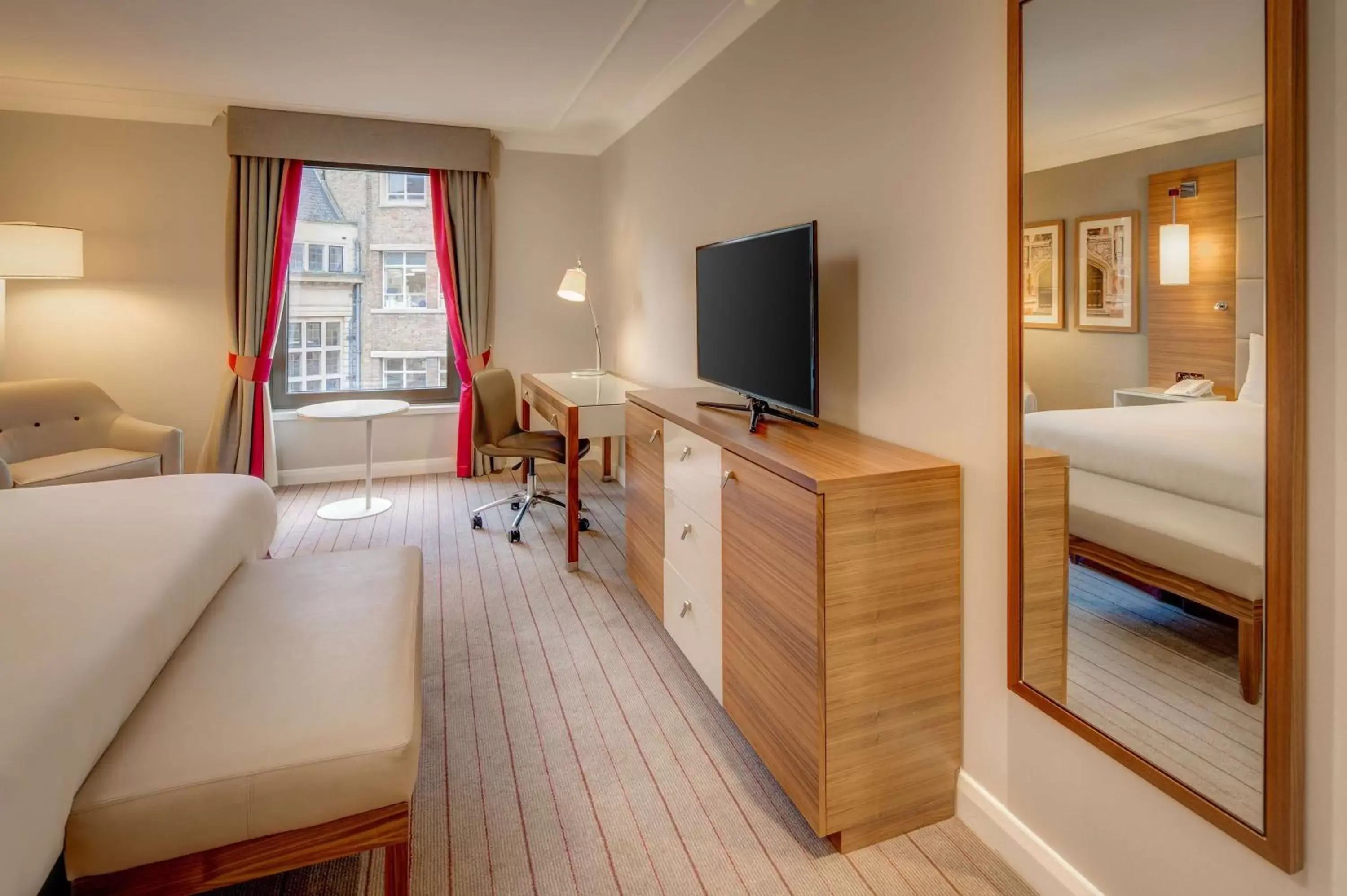 Bedroom, TV/Entertainment Center in Hilton Cambridge City Centre