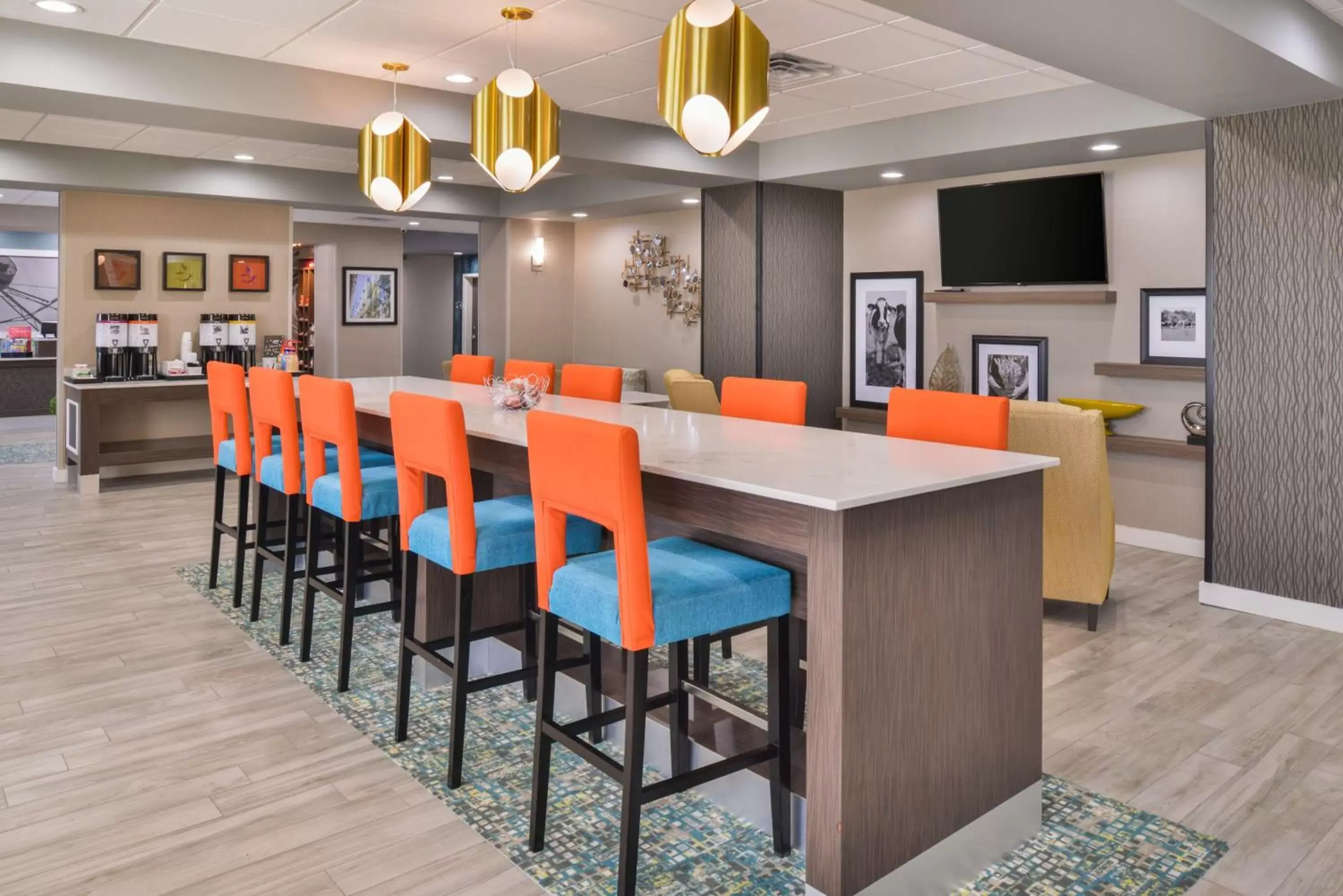 Dining area, Lounge/Bar in Hampton Inn Emporia, KS