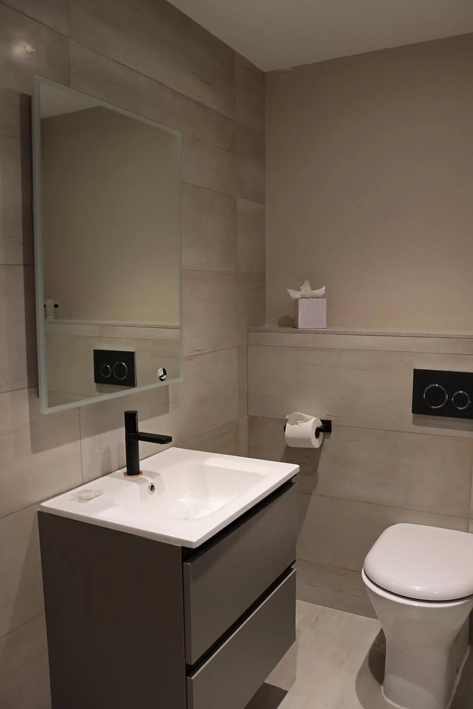 Shower, Bathroom in Shillingford Bridge Hotel