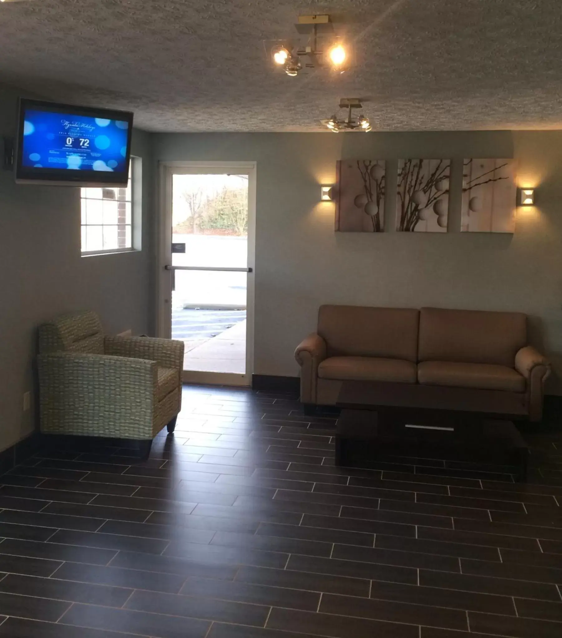 Lobby or reception, Seating Area in Boarders Inn & Suites by Cobblestone Hotels - Ashland City