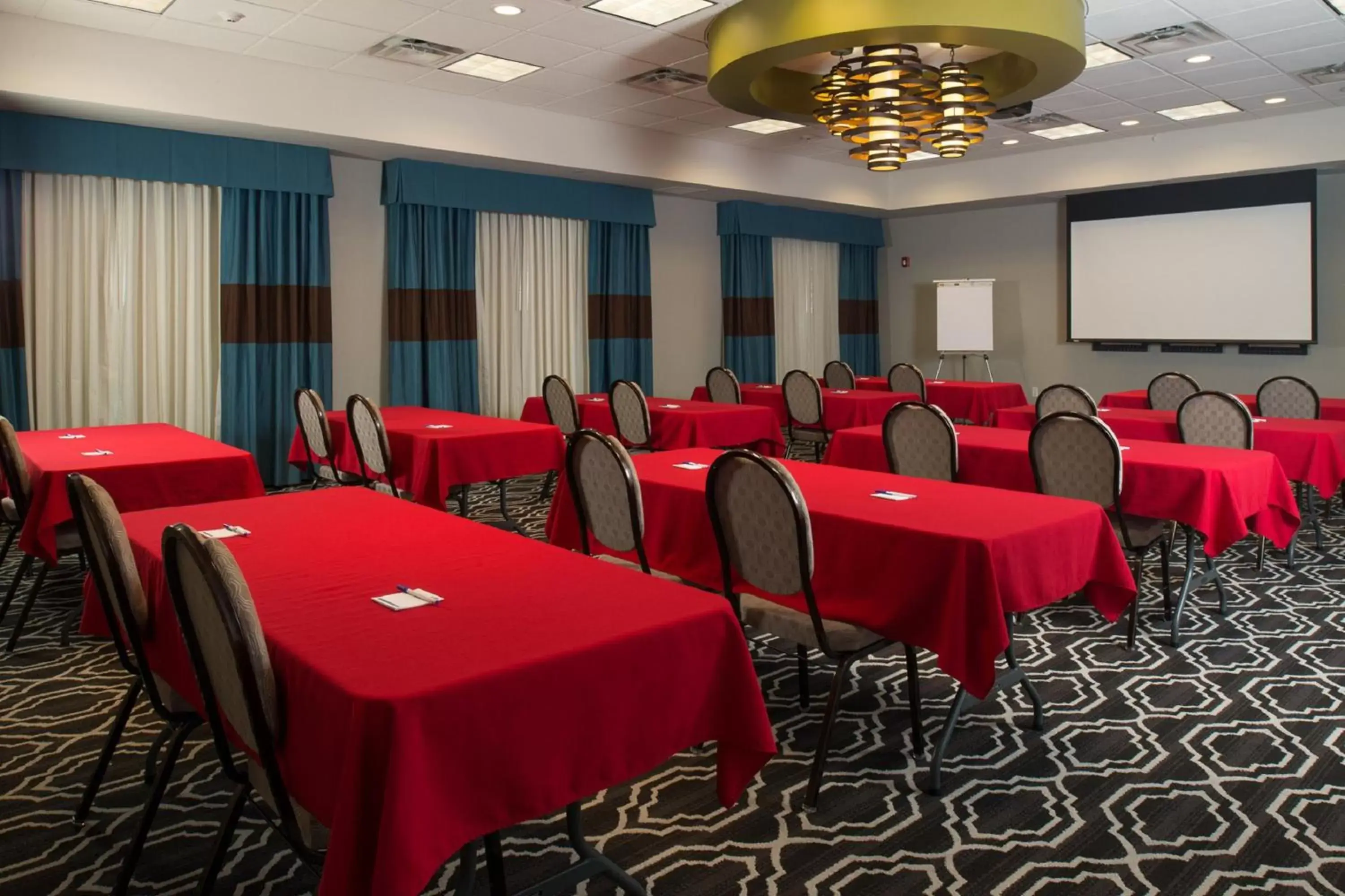 Meeting/conference room in Holiday Inn Express & Suites Kansas City Airport, an IHG Hotel