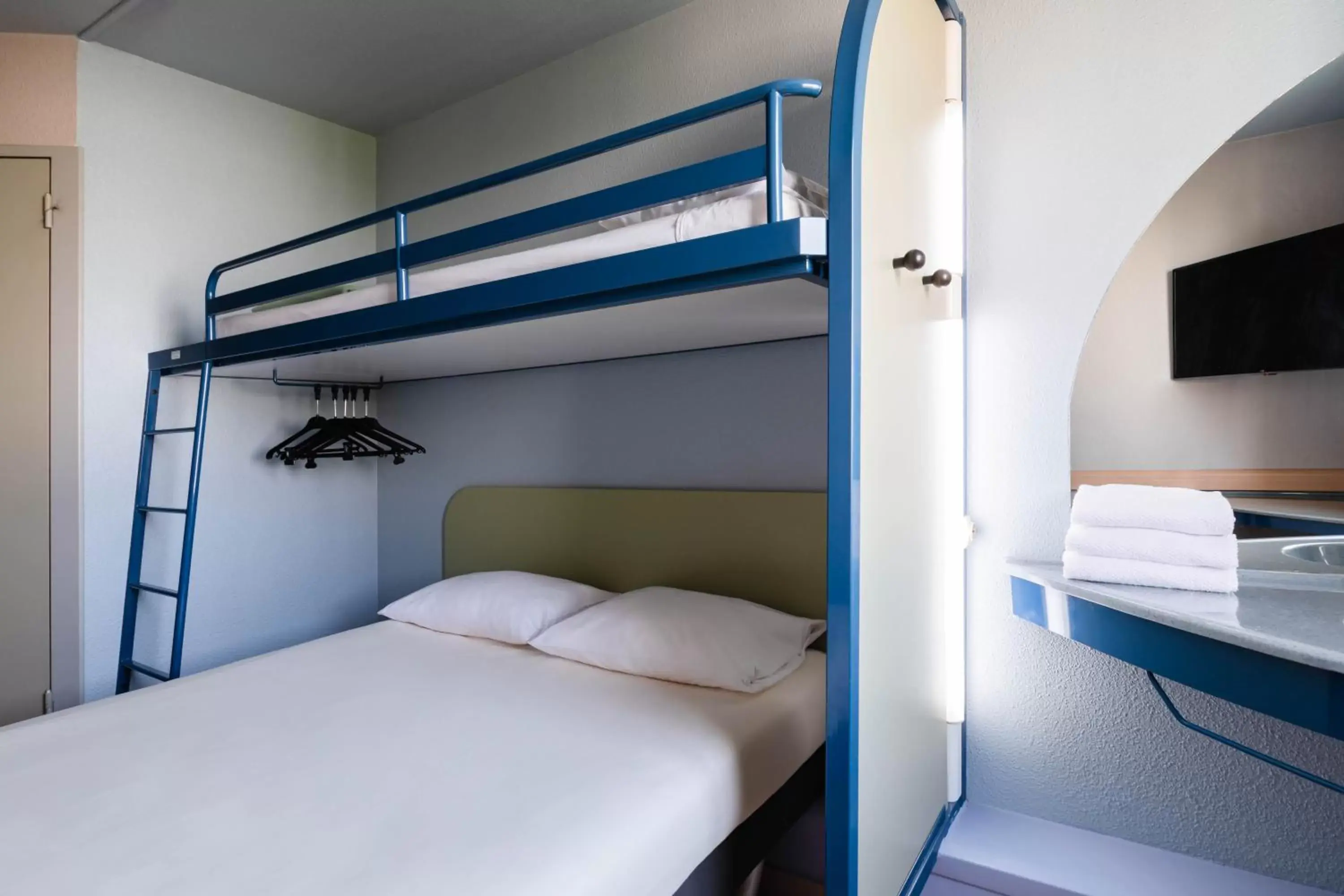 Photo of the whole room, Bunk Bed in ibis budget Lyon Villeurbanne