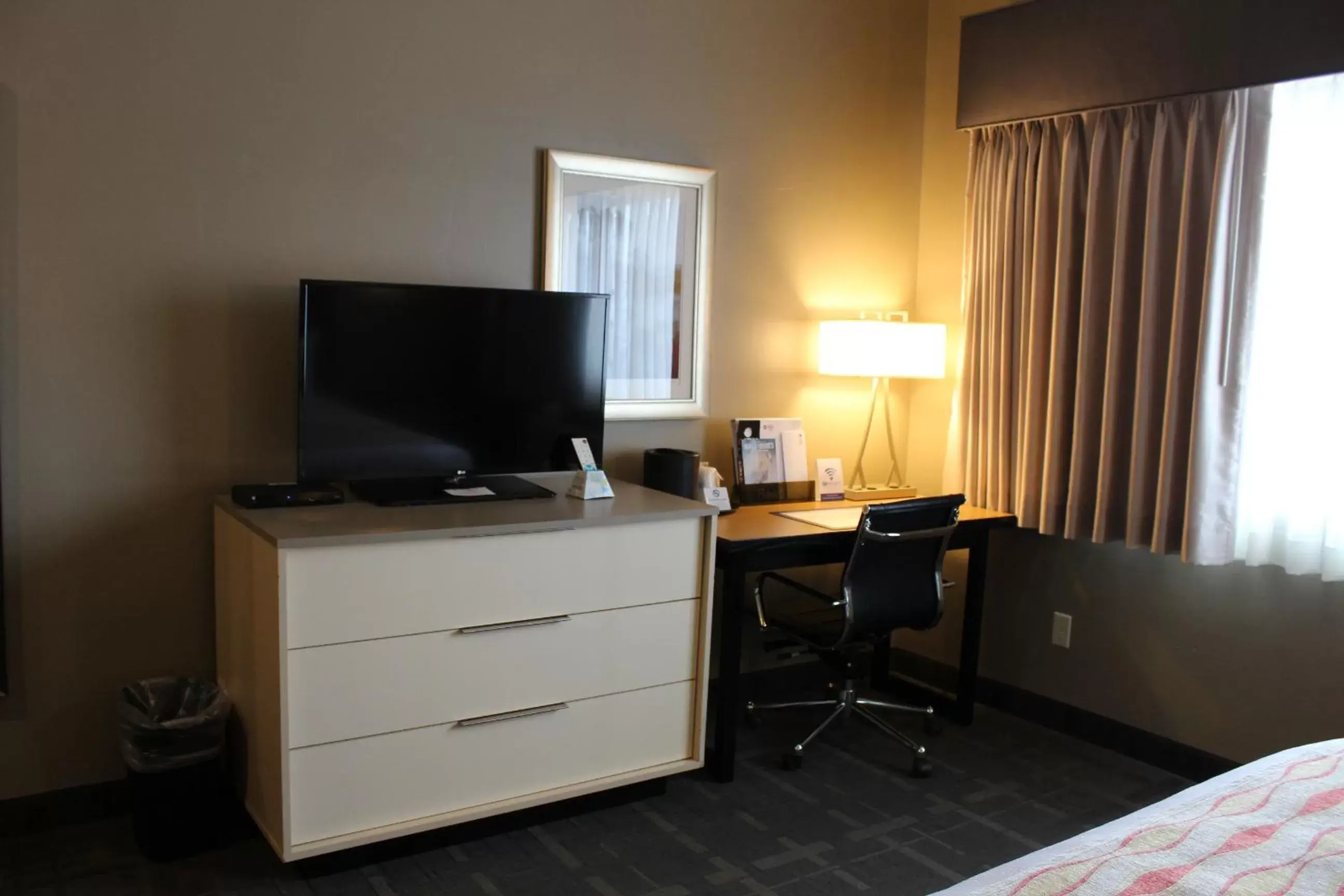 Living room, TV/Entertainment Center in Best Western Plus Landmark Hotel