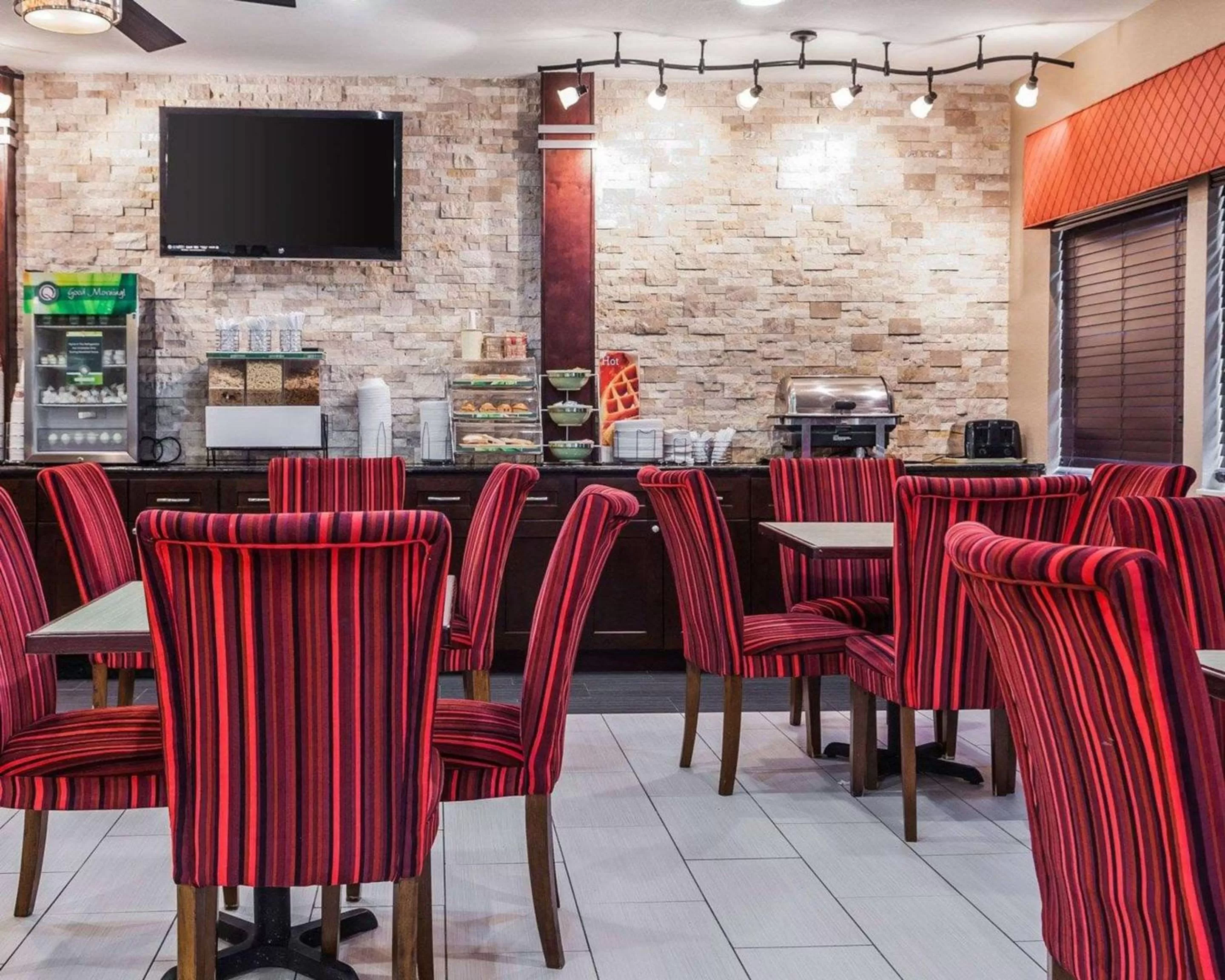 Restaurant/places to eat in Quality Inn & Suites Des Moines Airport