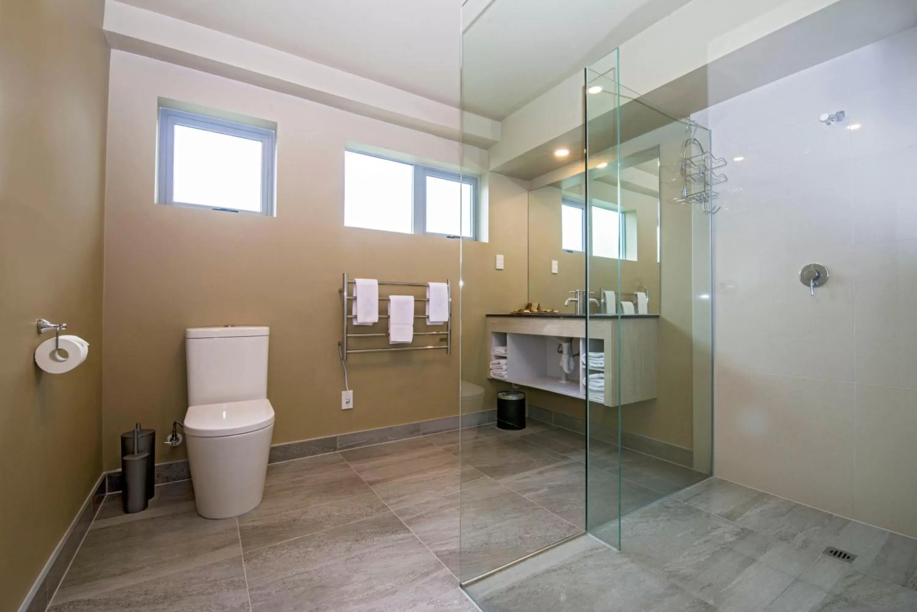 Bathroom in Ellerslie Palms Motel