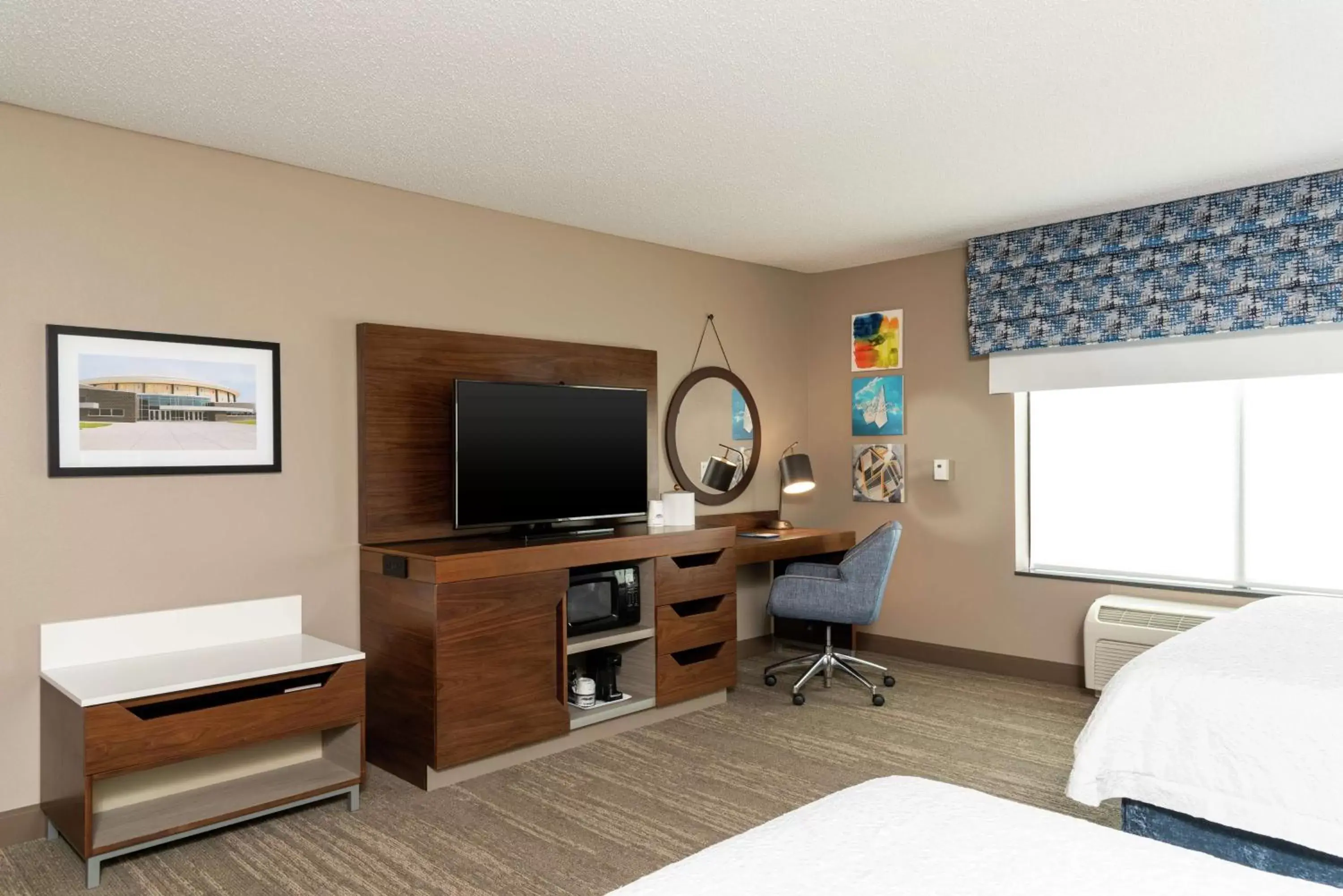 Bedroom, TV/Entertainment Center in Hampton Inn & Suites Marshalltown