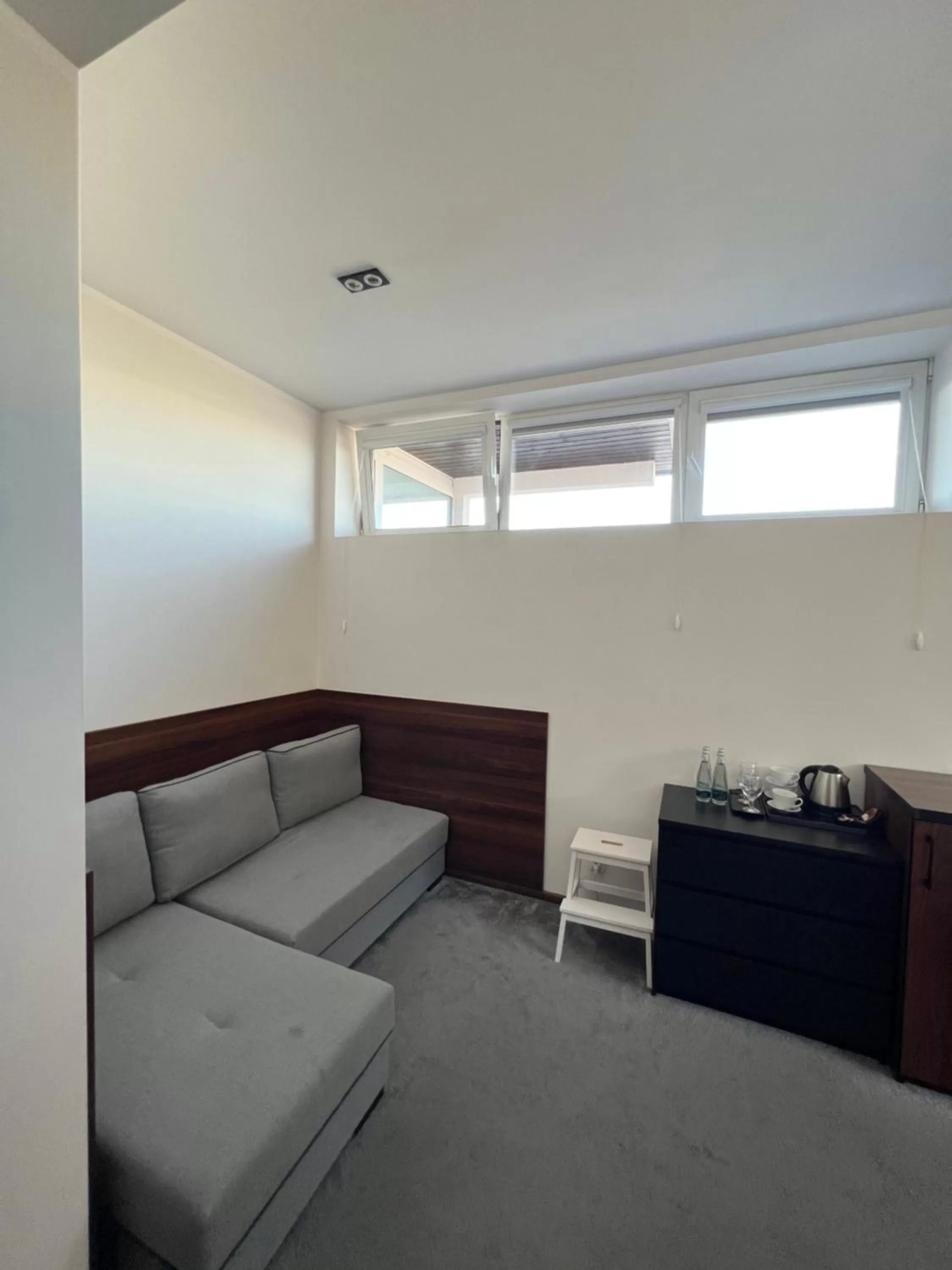 Bed, Seating Area in W Porcie