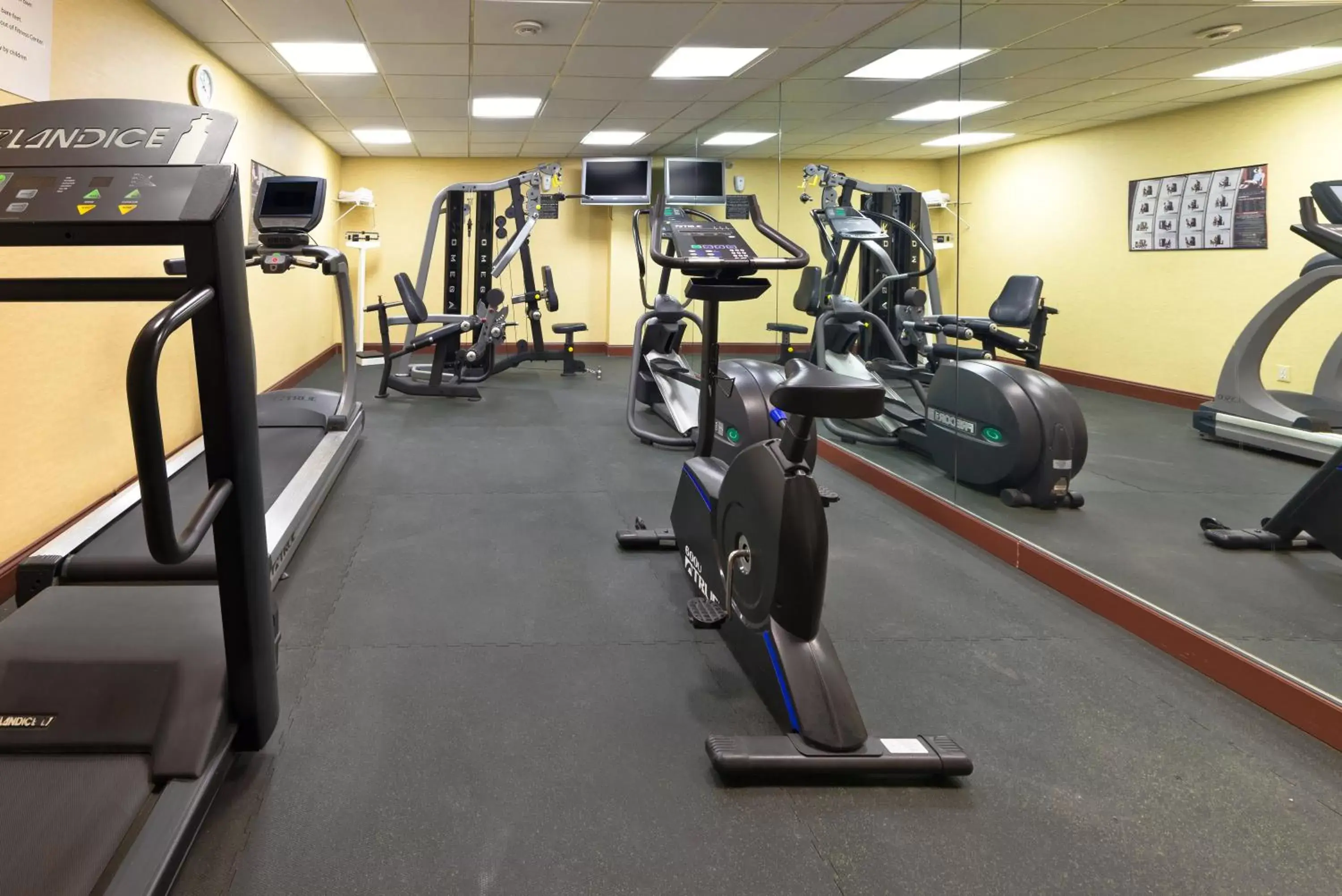Fitness centre/facilities in Wyndham Garden Totowa Fitness centre/facilities in Wyndham Garden Totowa