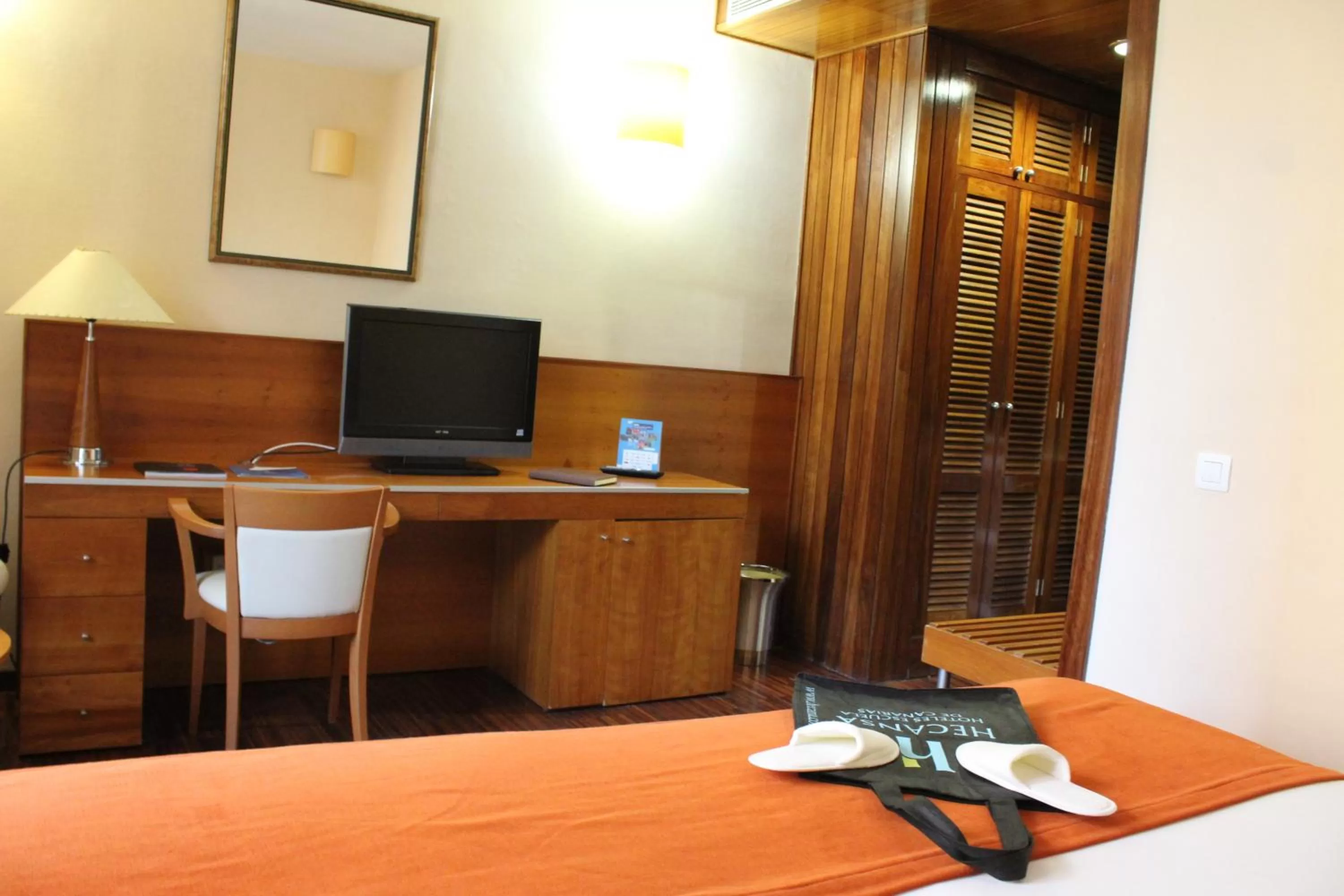 hair dresser, Bed in Hotel Escuela Santa Cruz