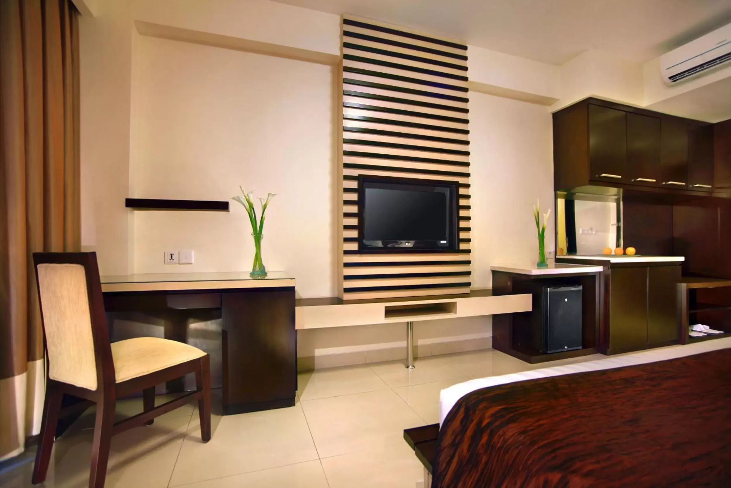 Photo of the whole room, TV/Entertainment Center in ASTON Kuta Hotel and Residence