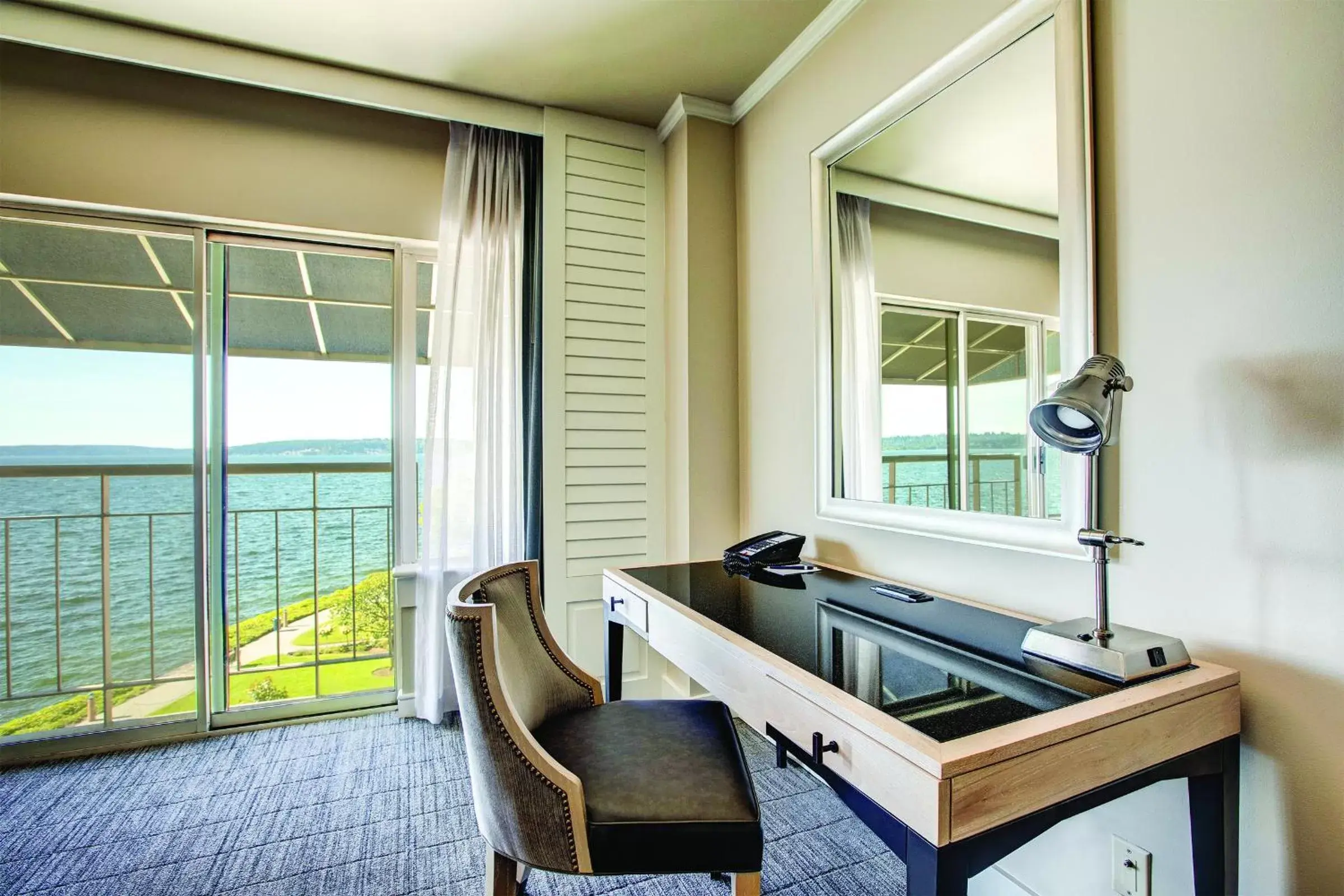 Standard King Room with Lake View in The Woodmark Hotel & Still Spa on Lake Washington Standard King Room with Lake View in The Woodmark Hotel & Still Spa on Lake Washington