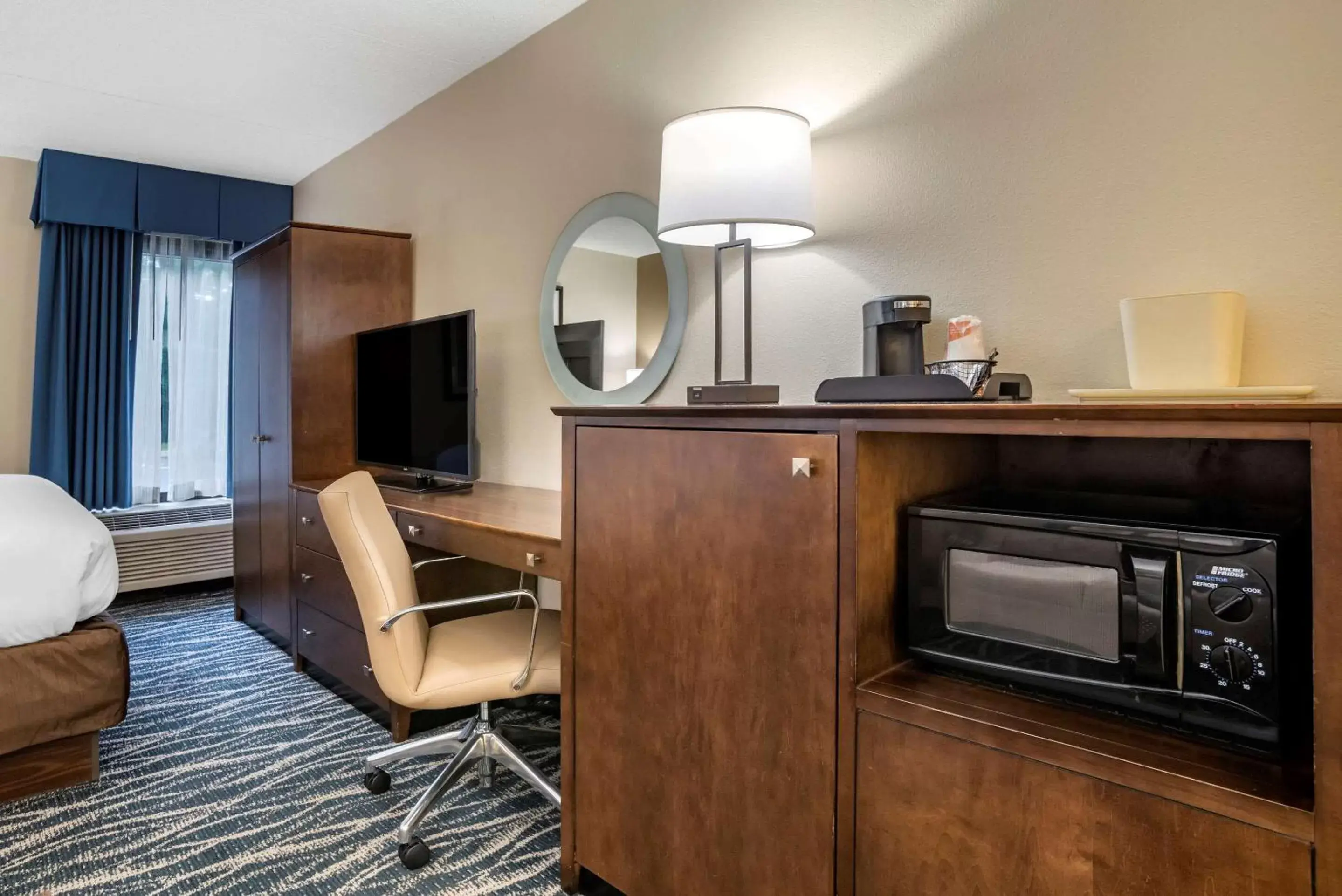 Photo of the whole room, TV/Entertainment Center in Comfort Inn and Suites Newark