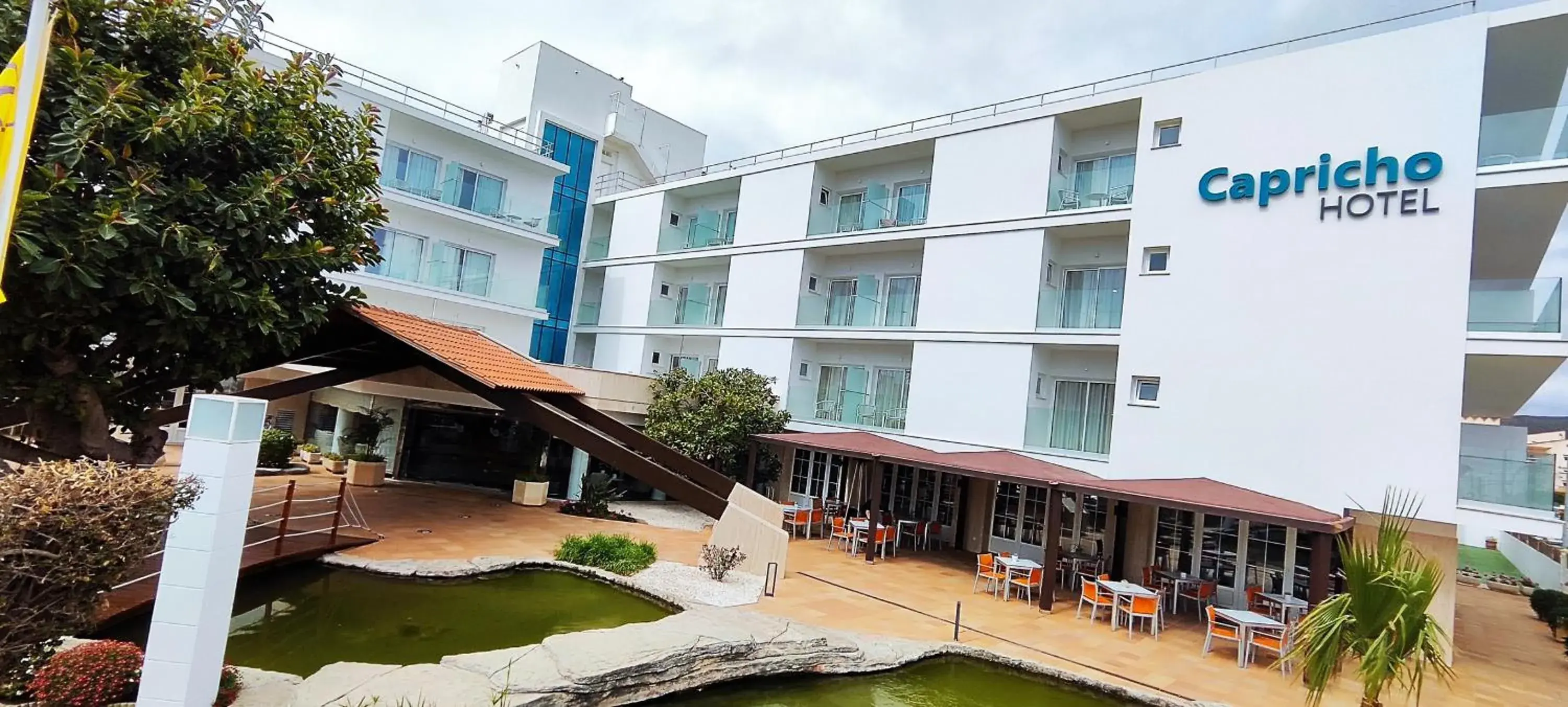 Facade/entrance, Property Building in Hotel Capricho