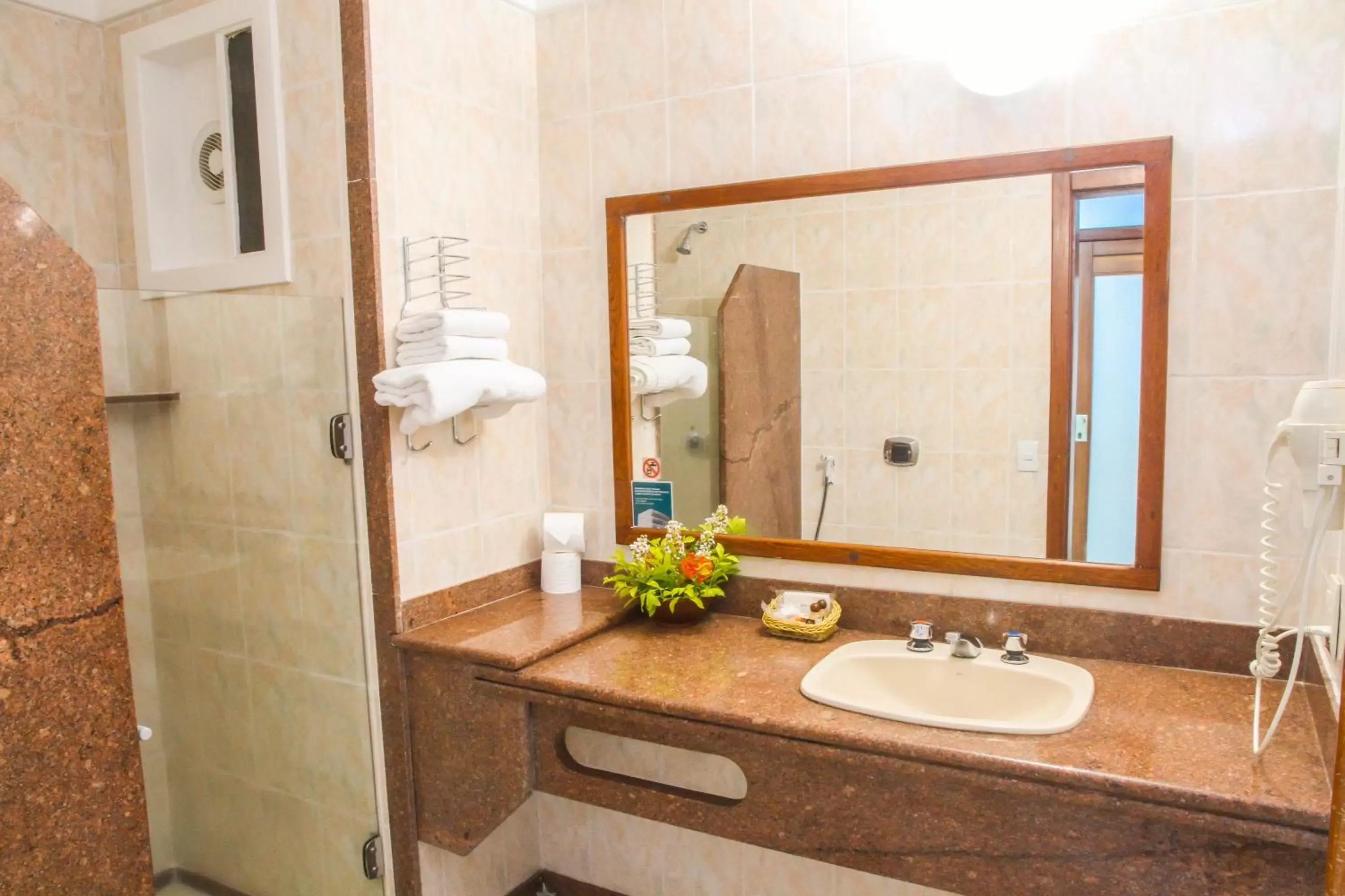 Bathroom in Best Western Shalimar Praia Hotel