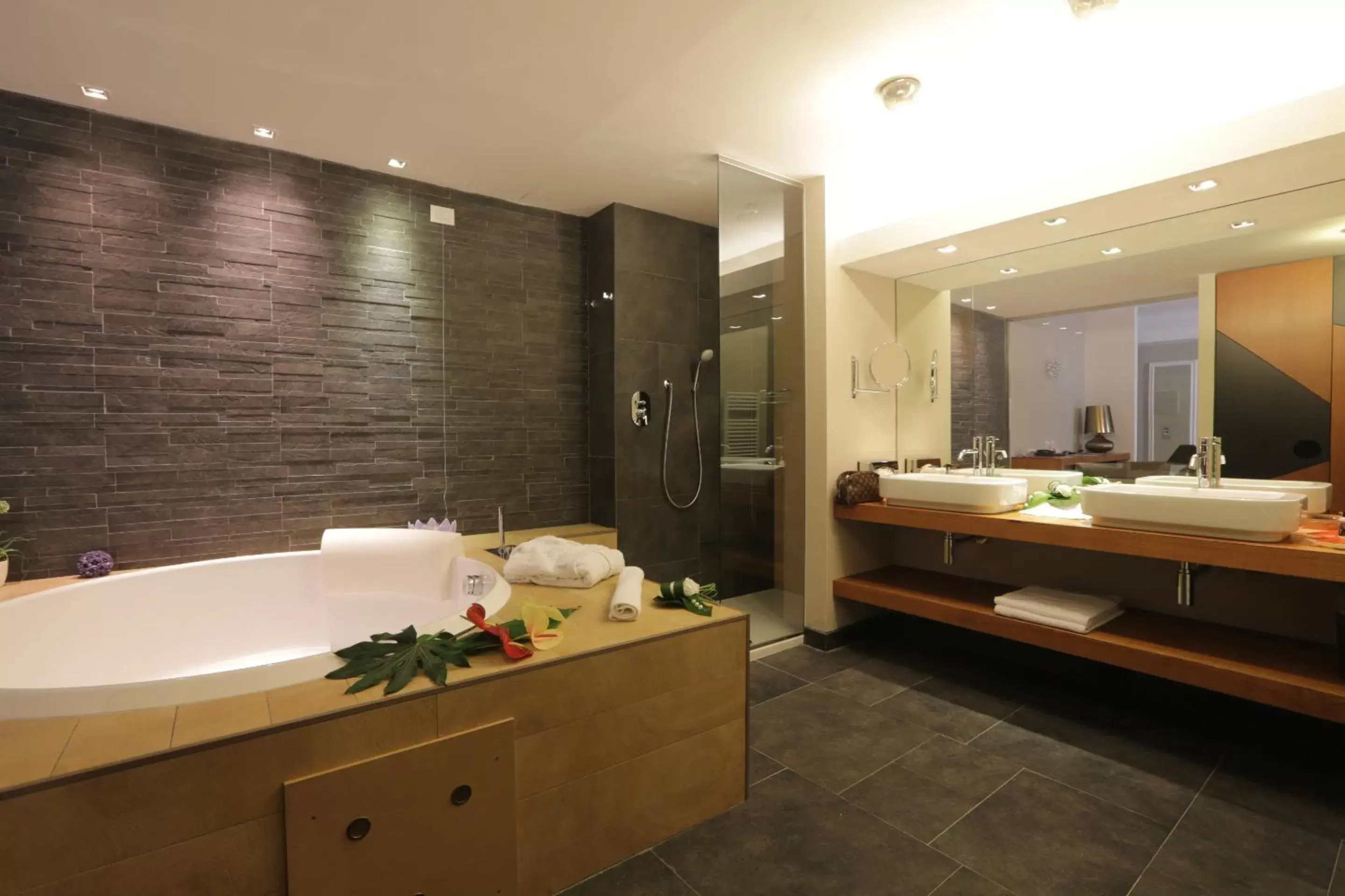 Hot Tub, Bathroom in Admiral Park Hotel