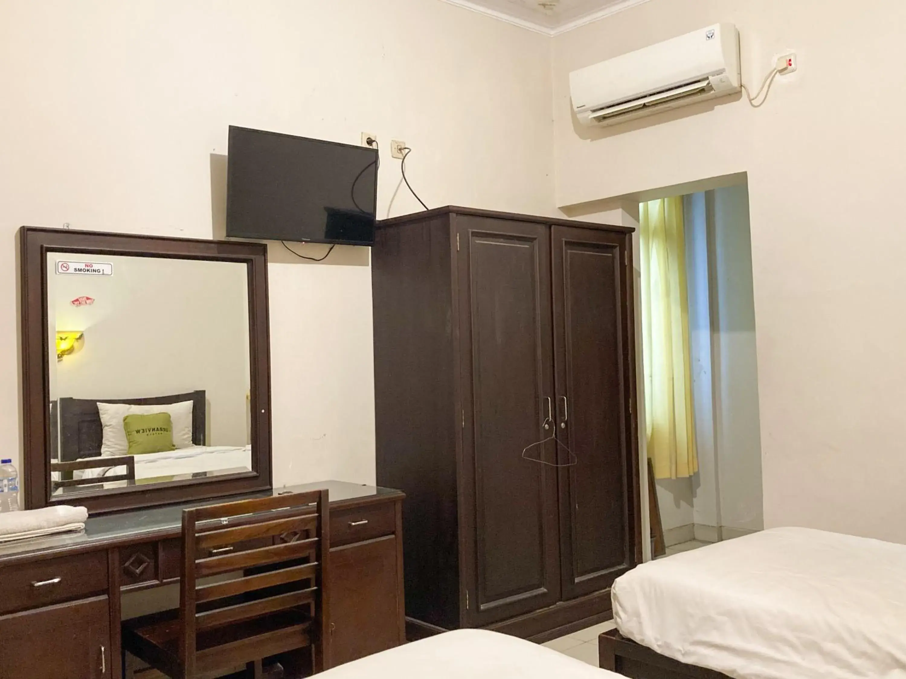 Bed, TV/Entertainment Center in OYO 902 Hotel Pondok Anggun