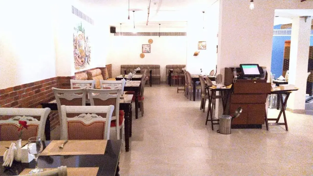 Restaurant/Places to Eat in Fortune Karama Hotel