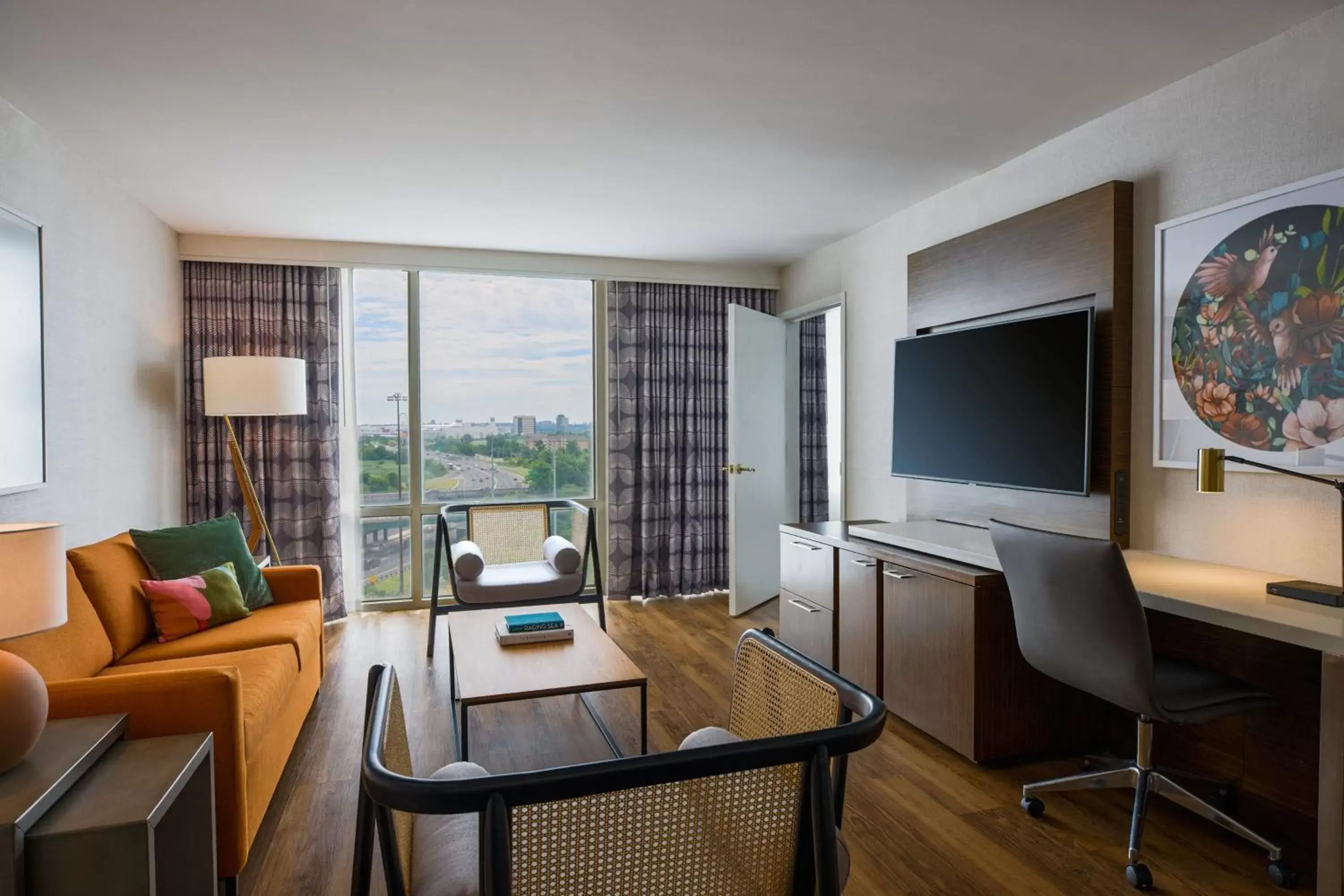 Living room, Seating Area in Renaissance Meadowlands Hotel