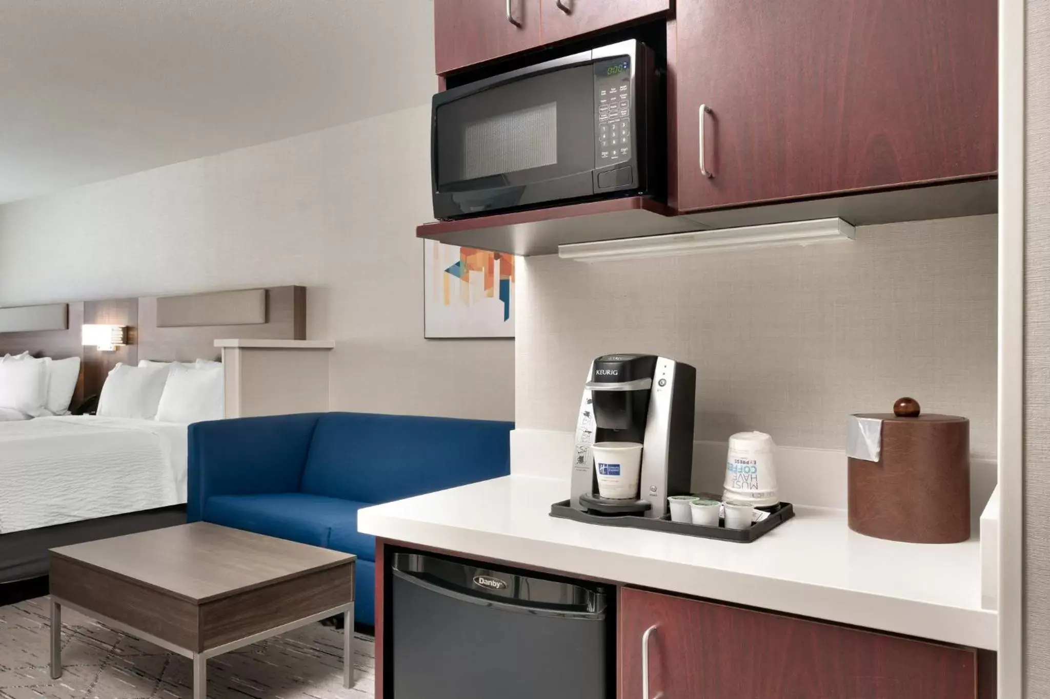 Photo of the whole room, Kitchen/Kitchenette in Holiday Inn Express and Suites Helena, an IHG Hotel