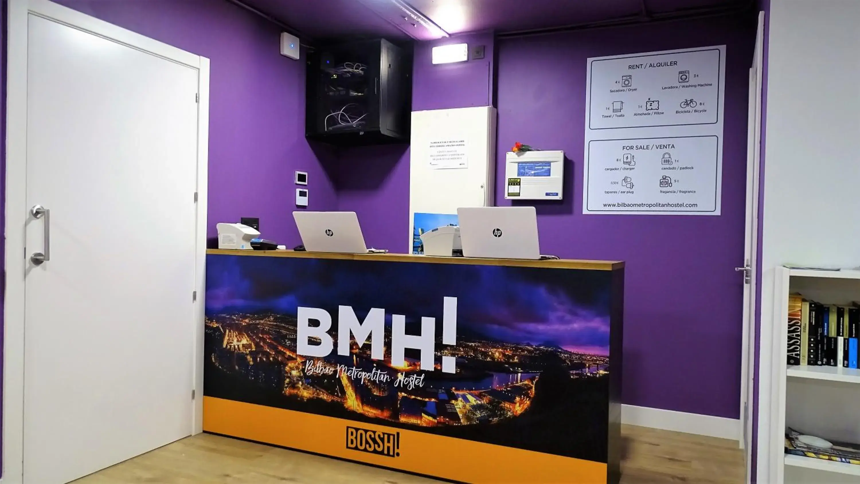 Lobby or reception, TV/Entertainment Center in Bilbao Metropolitan Hostel by Bossh Hotels