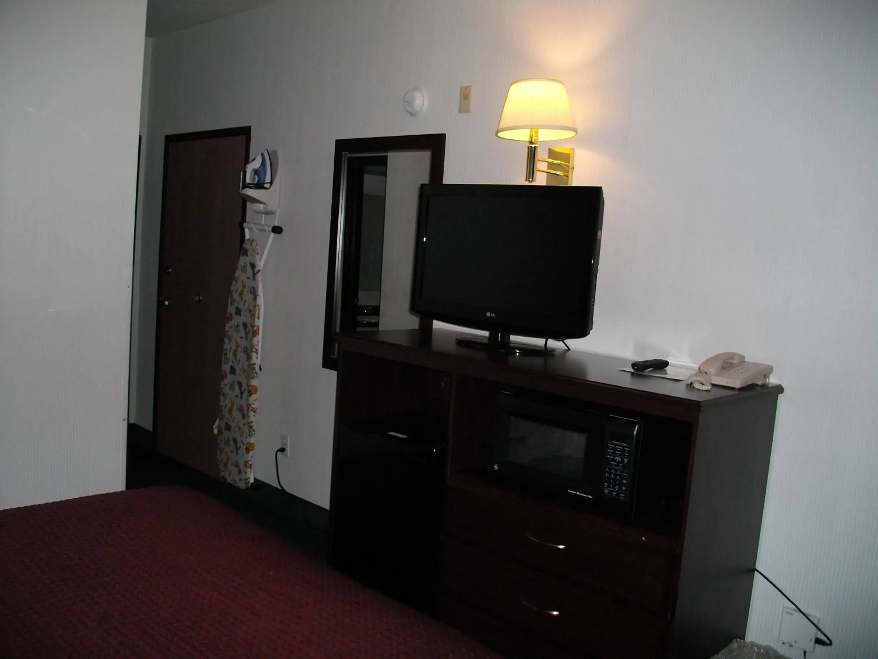 TV and multimedia, TV/Entertainment Center in Bellis Inn