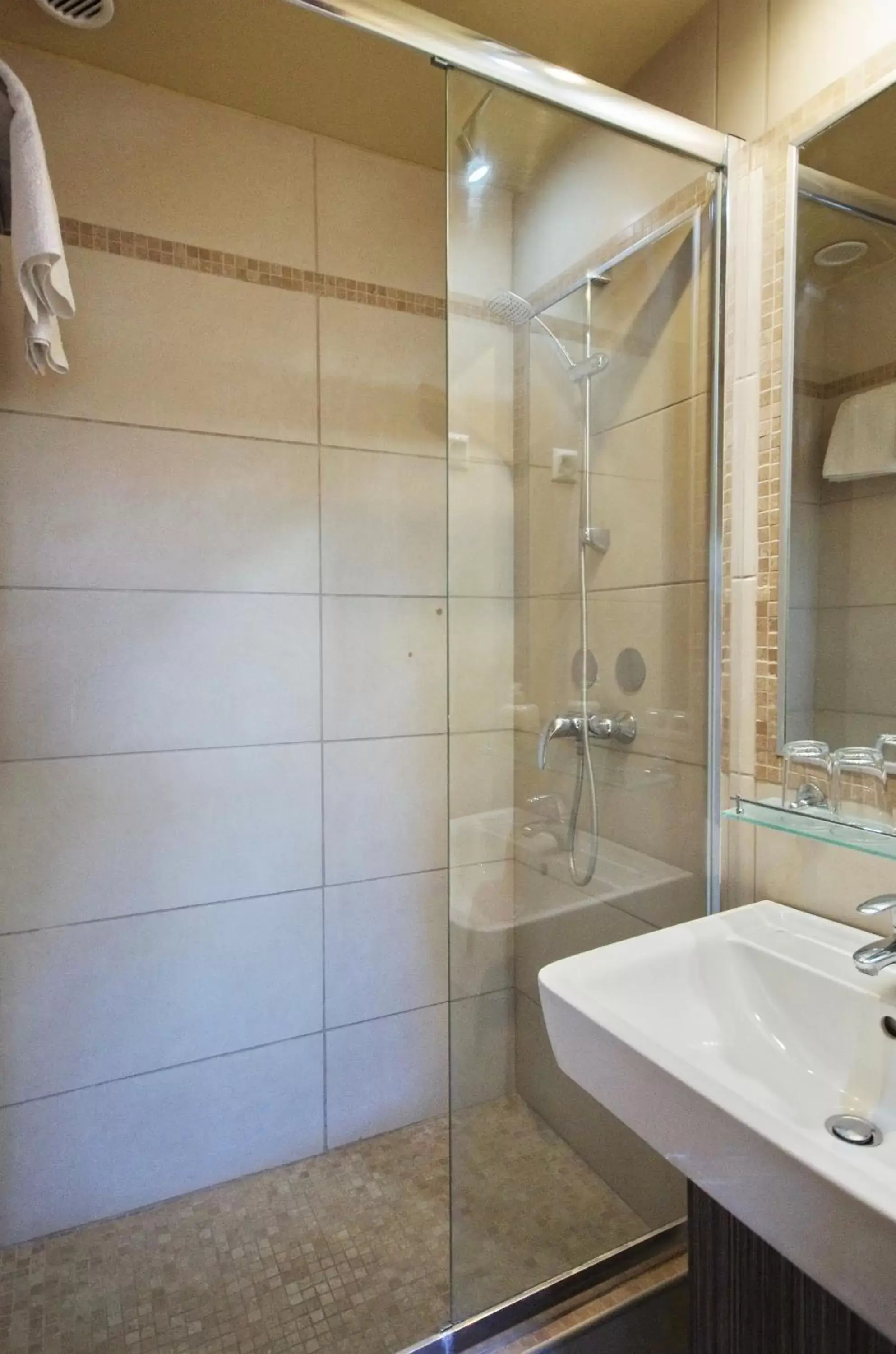 Shower, Bathroom in Hotel Corvin