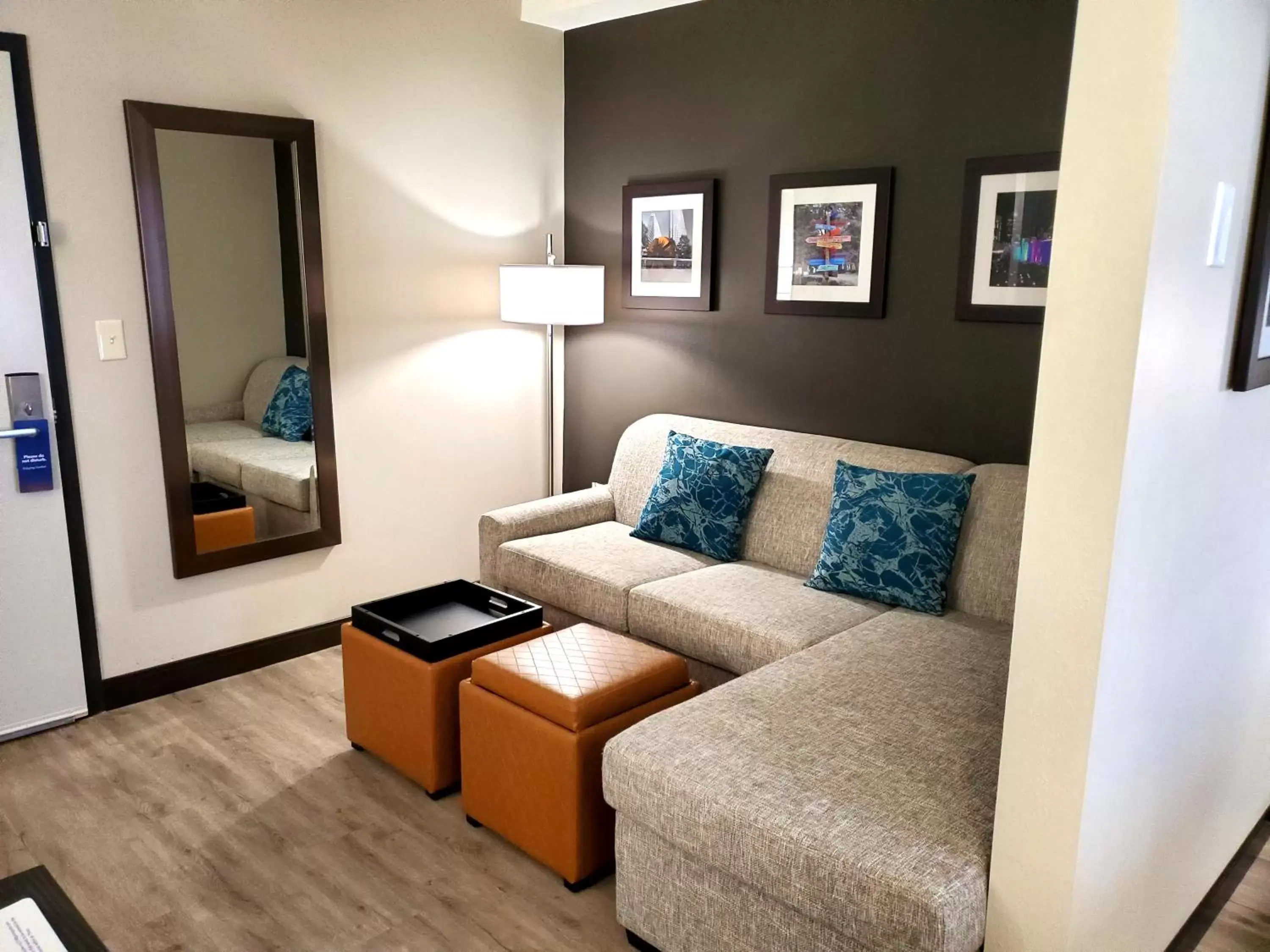 Living room, Seating Area in Comfort Suites Northlake