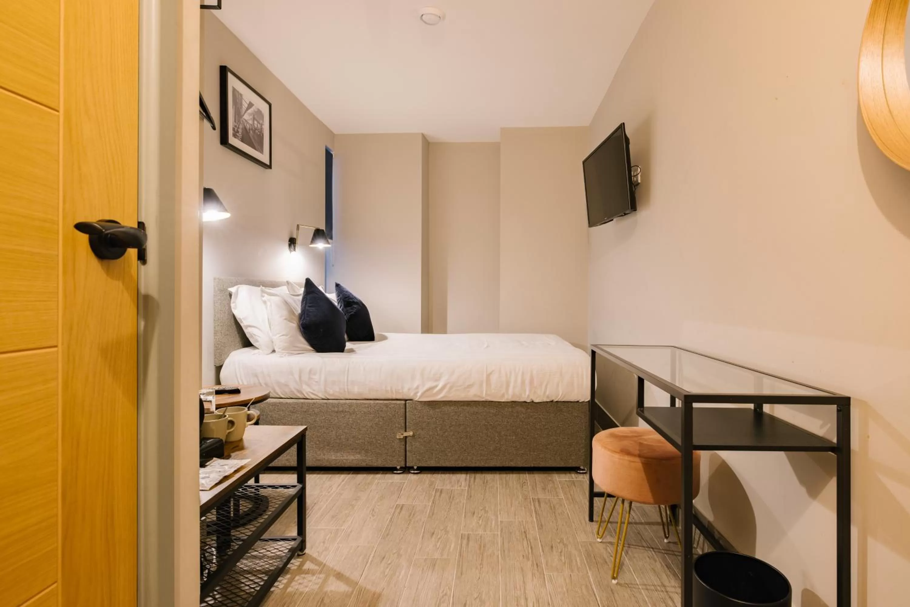 Photo of the whole room in TowerBridge64