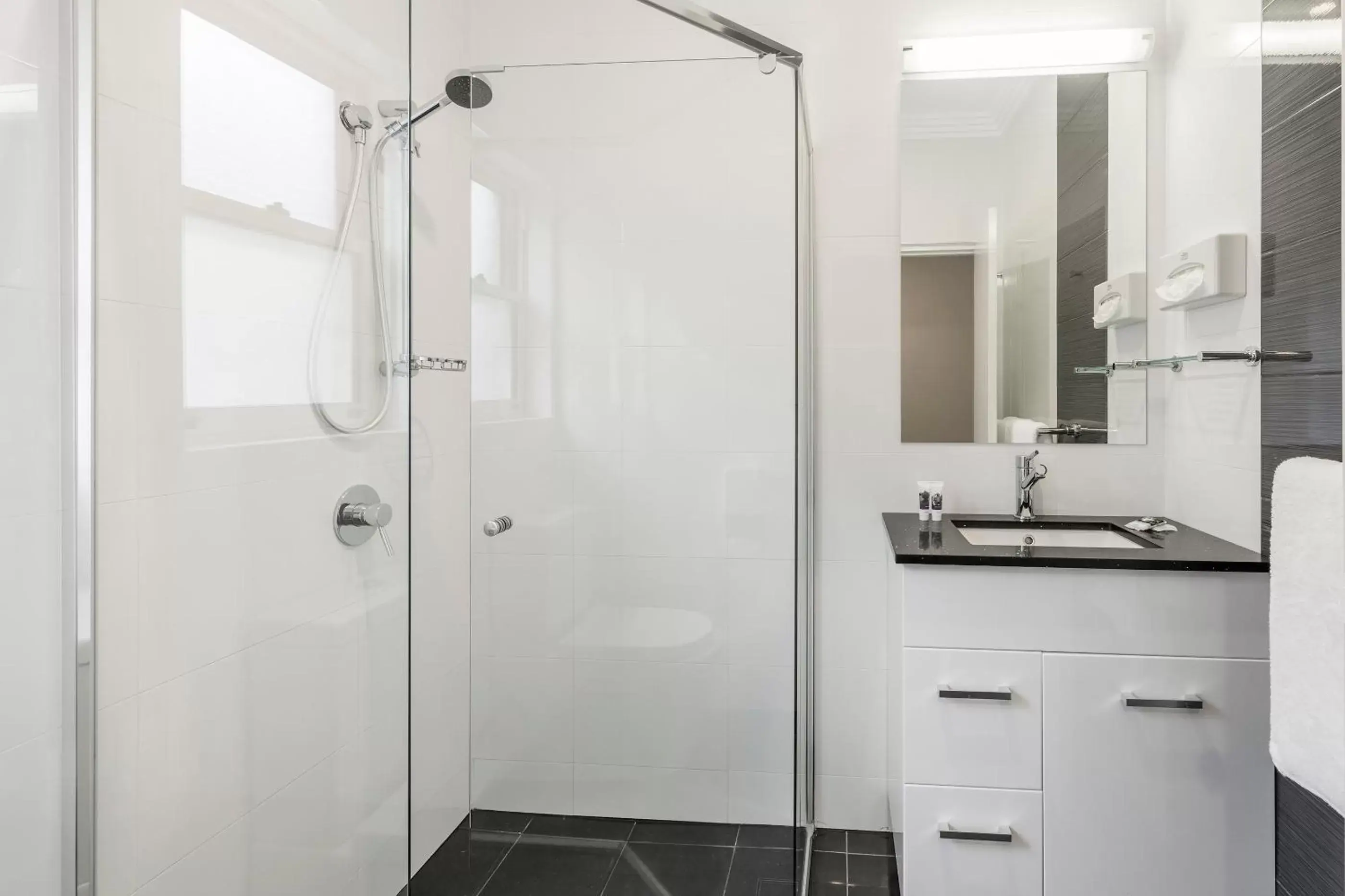 Shower, Bathroom in Mercure Goulburn