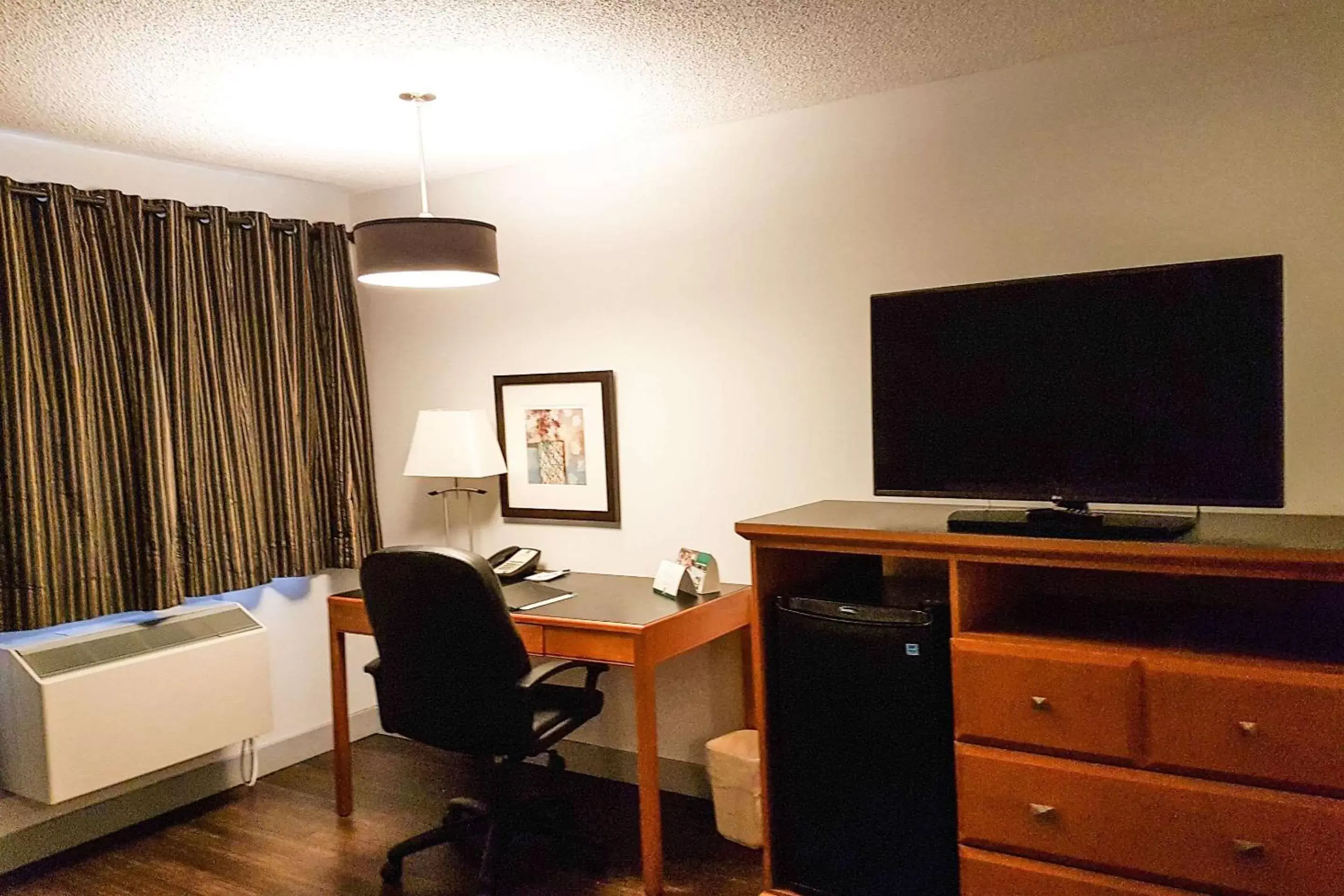 Photo of the whole room, TV/Entertainment Center in Quality Inn West Edmonton