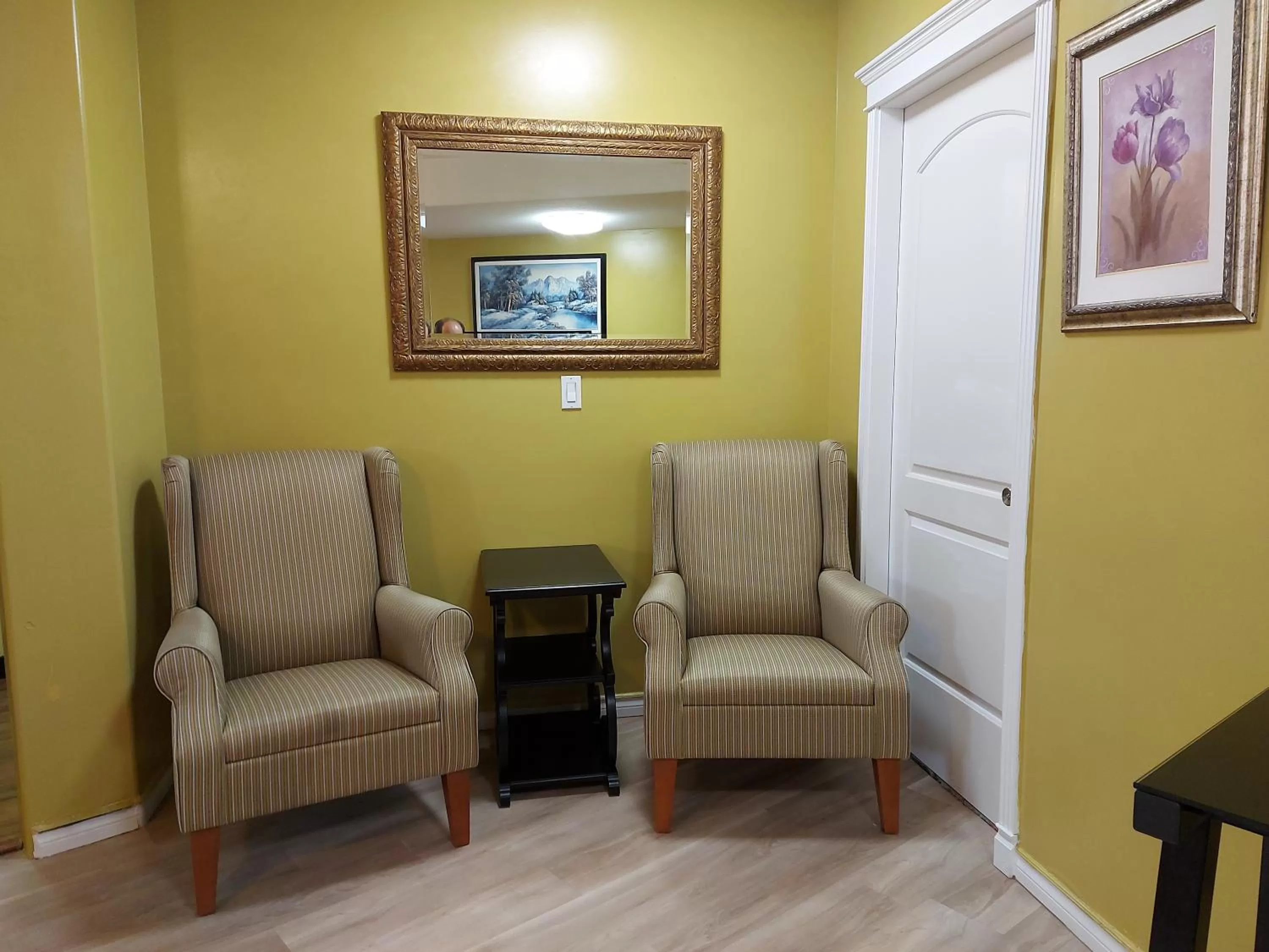 Bedroom, Seating Area in Summer Express Kelowna B&B - Villa Bellissimo Fran-Talia