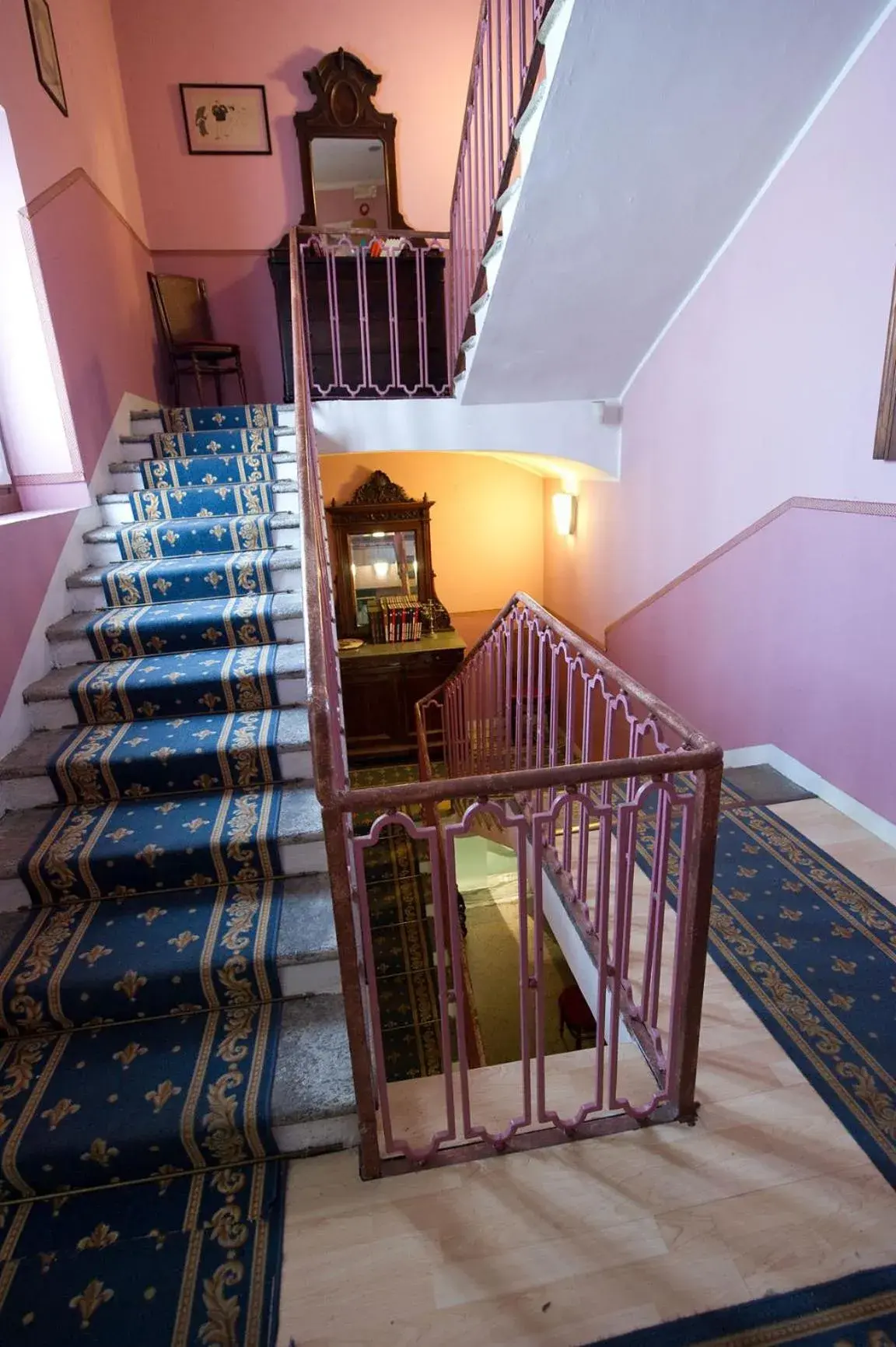 Decorative detail in Albergo Cavallino