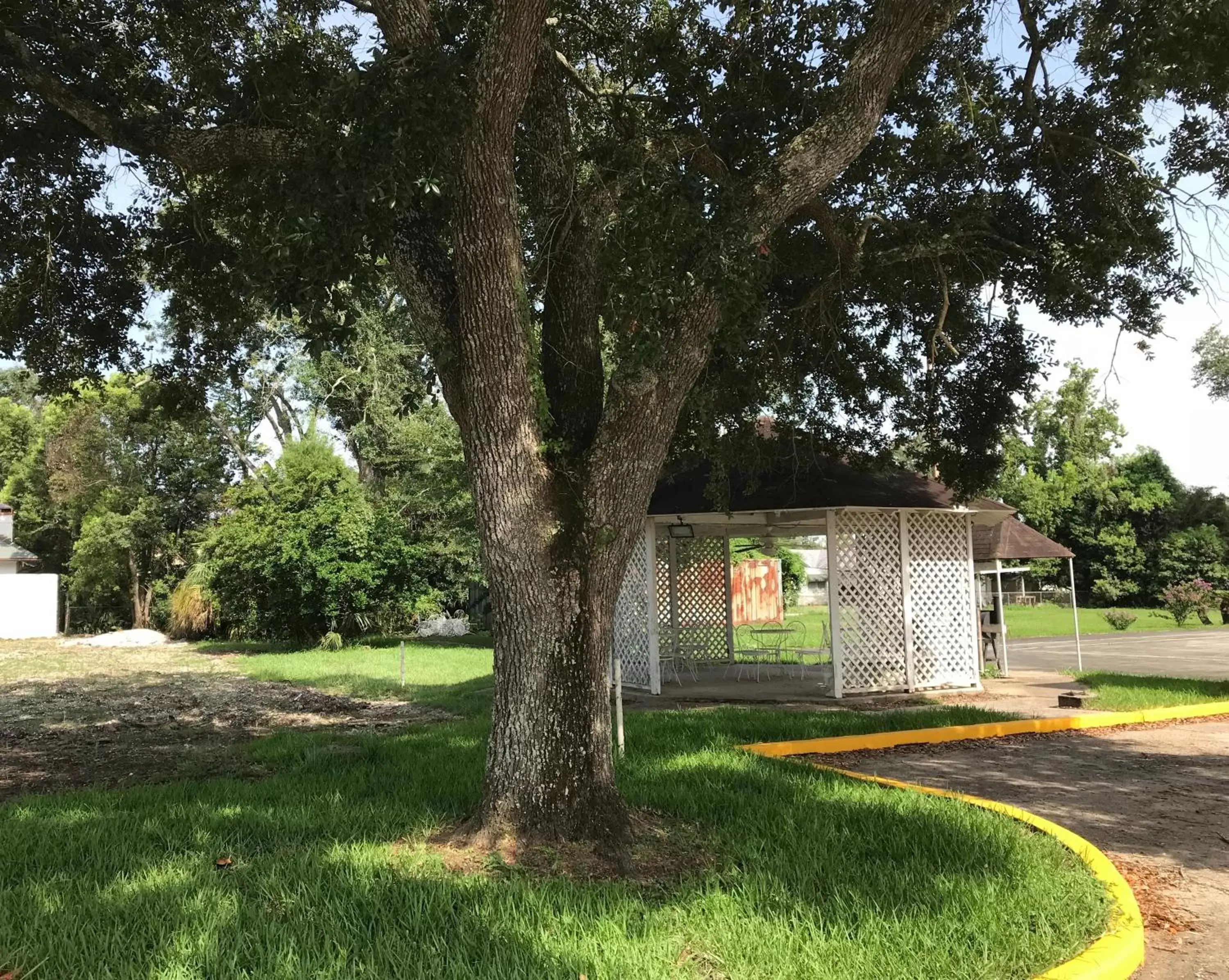 BBQ facilities, Garden in Carmel Inn and Suites Thibodaux