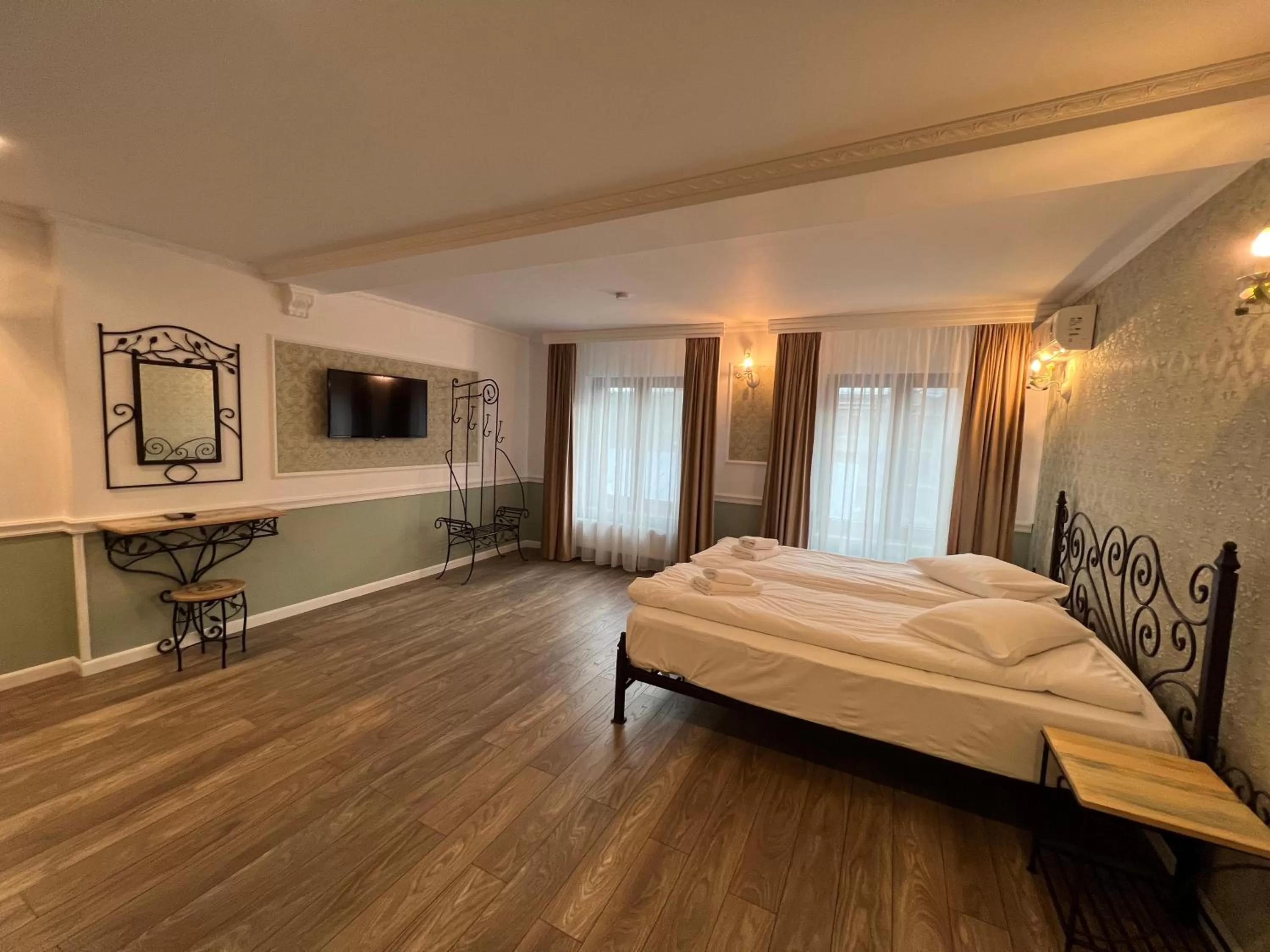 Photo of the whole room, Bed in Hotel Boutique Cathedral Plaza Residences room for rent downtown