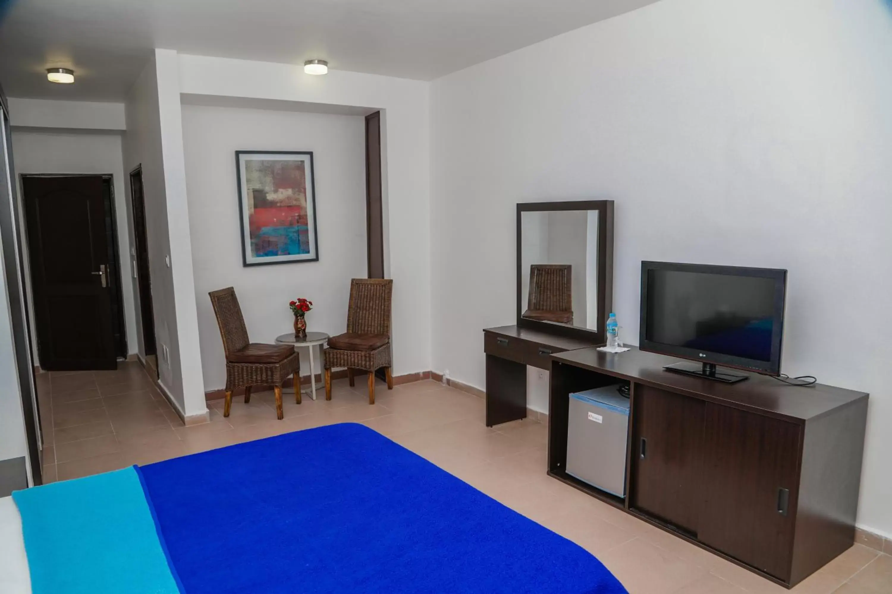 Communal lounge/ TV room, TV/Entertainment Center in Riviera Taouyah Hotel